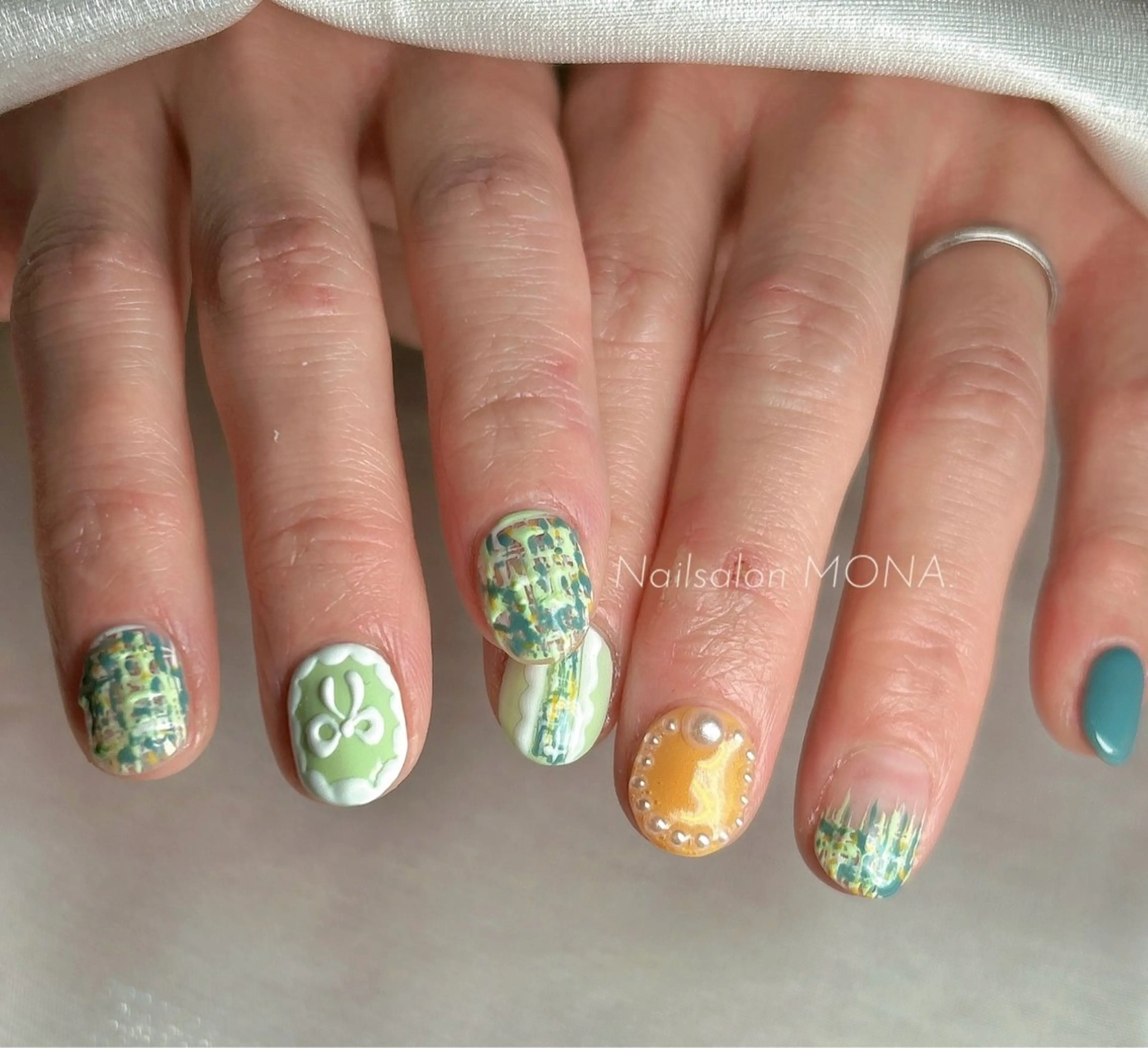 ネイル グリーン ツイードネイル 黄色 ハンドネイル Nailsalon MONA.のネイルデザイン
