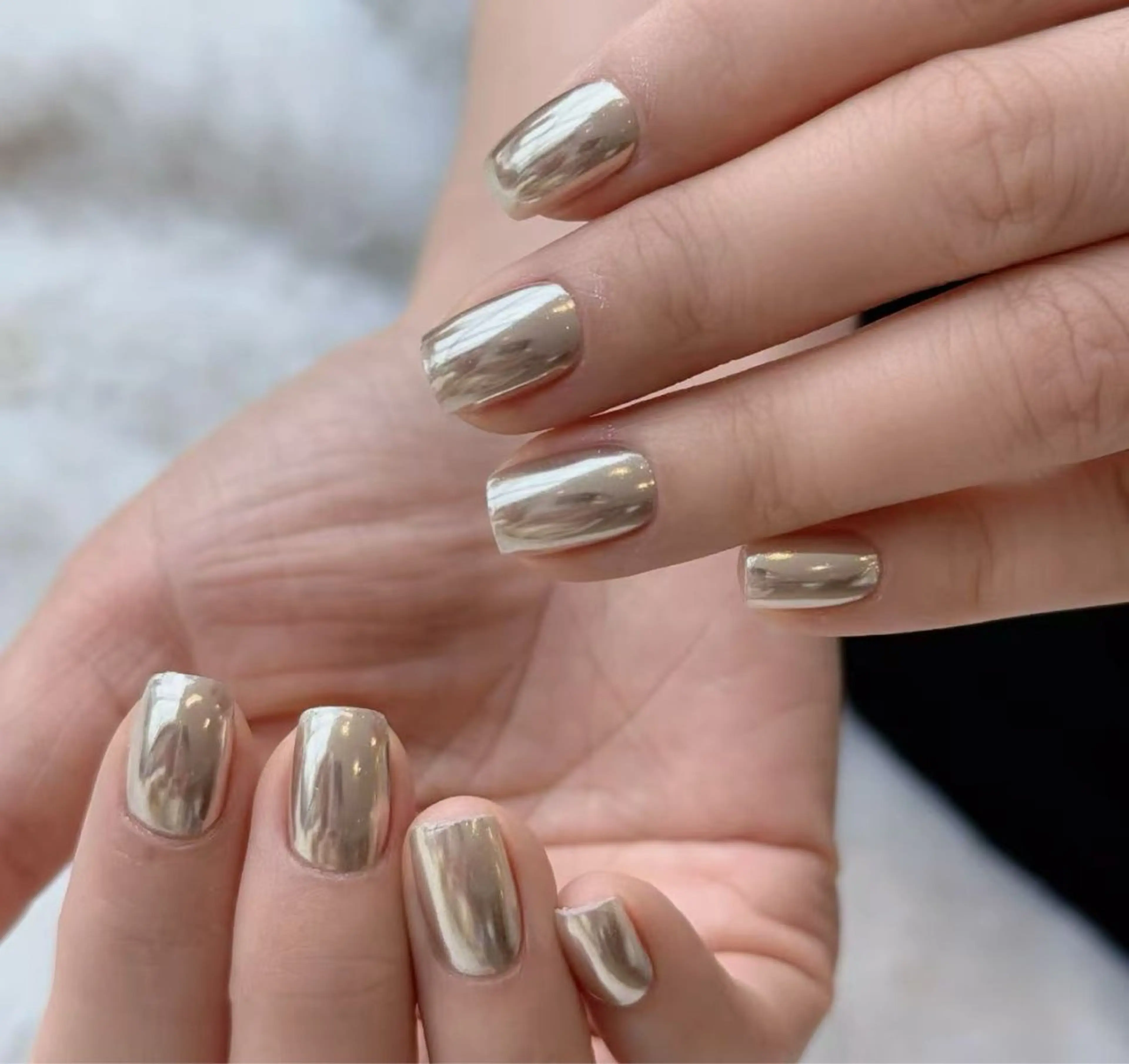 ミラーとオーロラネイルの写真