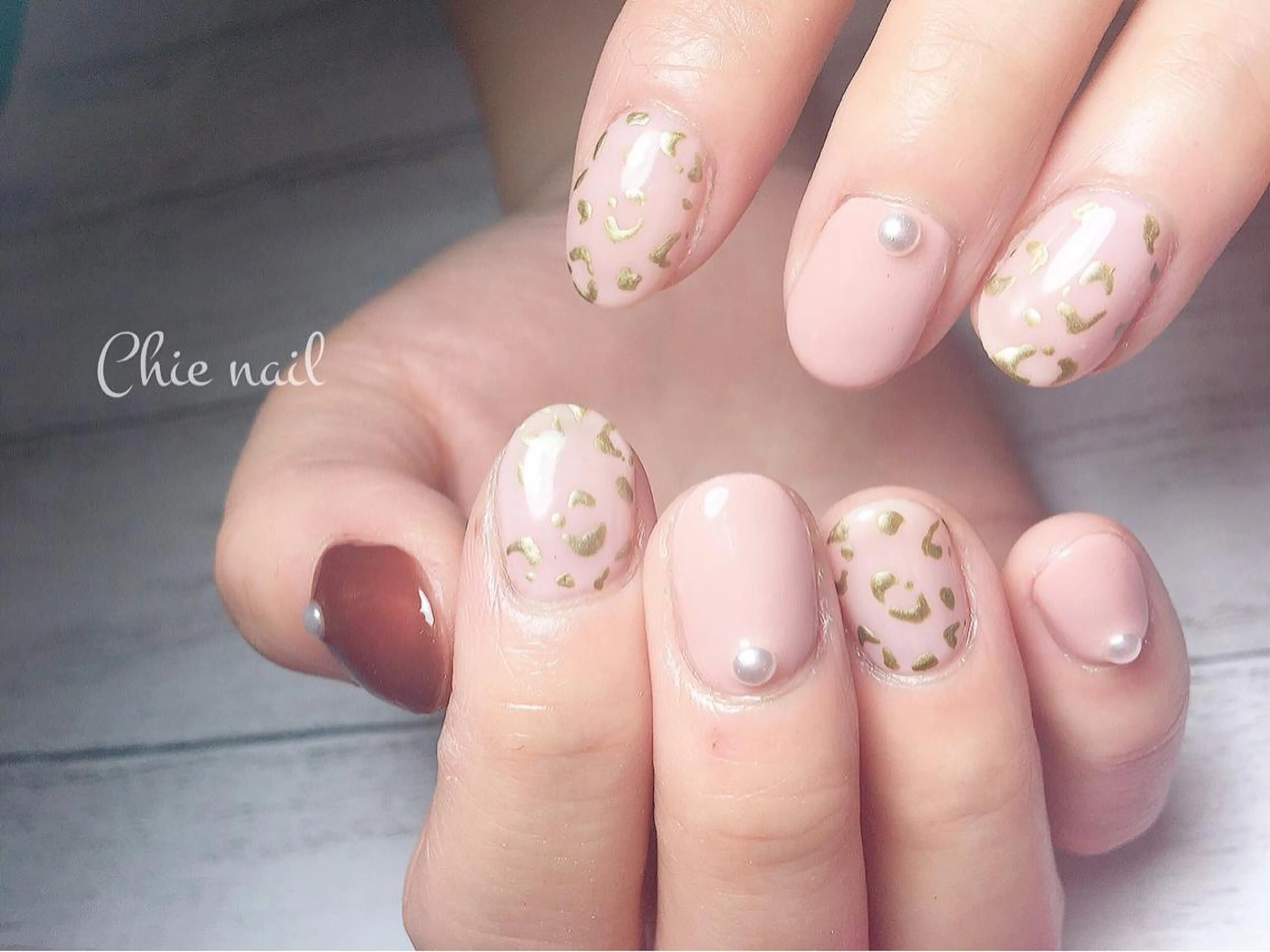 ネイル アートネイル ゴールド ハンドネイル 森ノ宮❤︎ chieのネイルデザイン