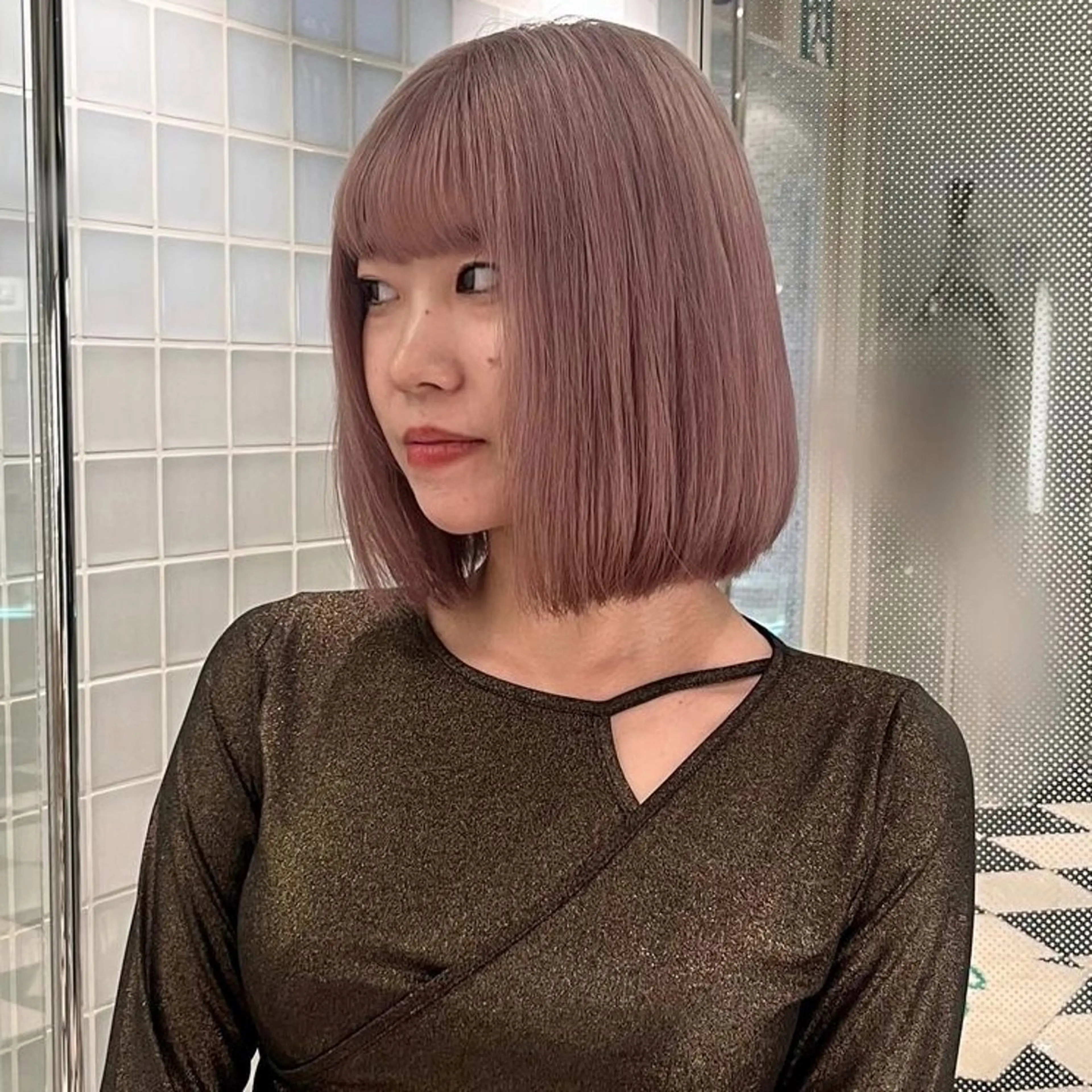 ショート カラー ピンクカラー anna 韓国レイヤ ー/ ハッシュカットのヘアスタイル