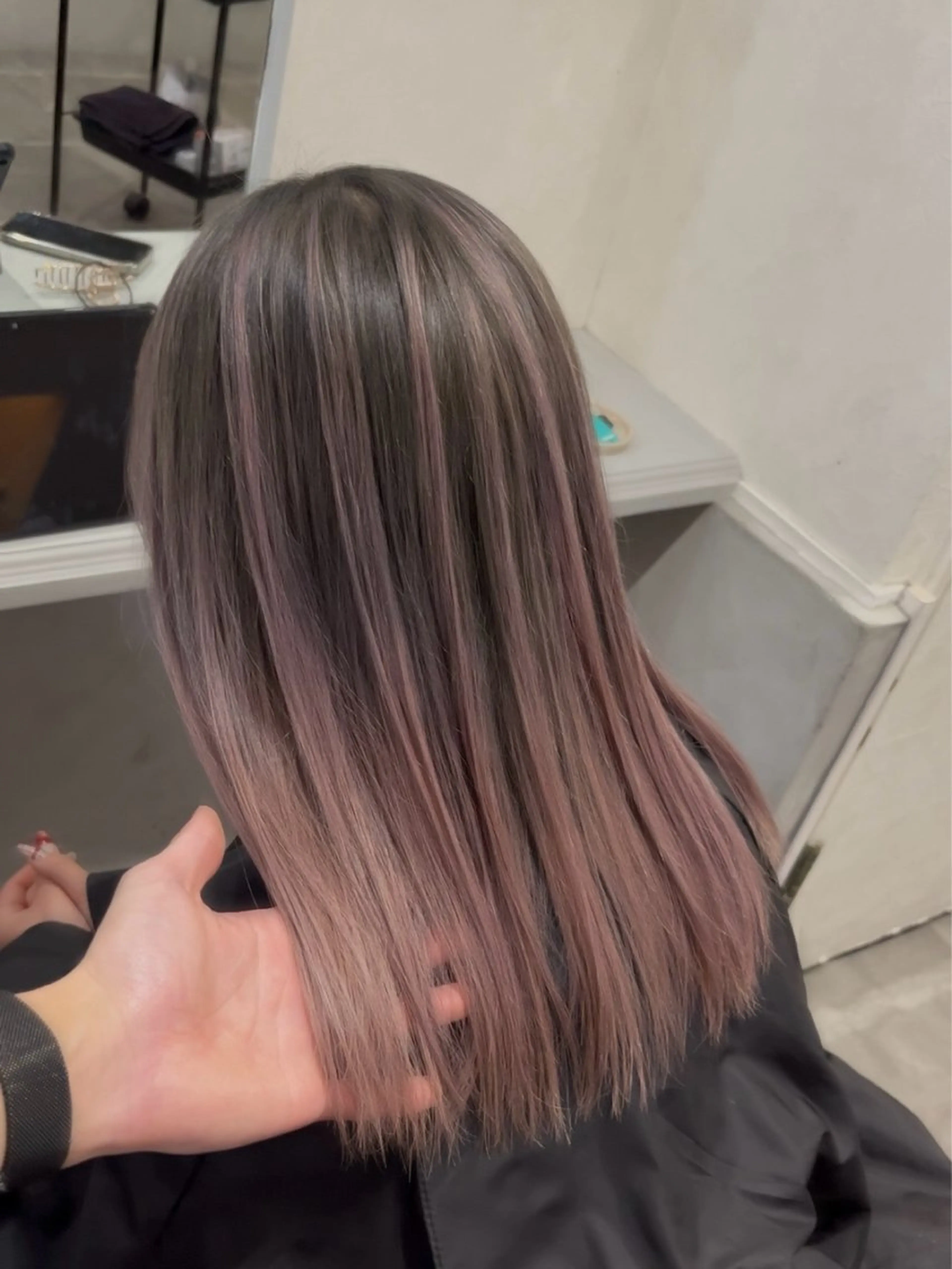 セミロング カラー バレイヤージュ ブリーチ ハイトーンカラー レイヤーカット カット ヘアカラー バレイヤージュ 宮本宗嵩のヘアスタイル