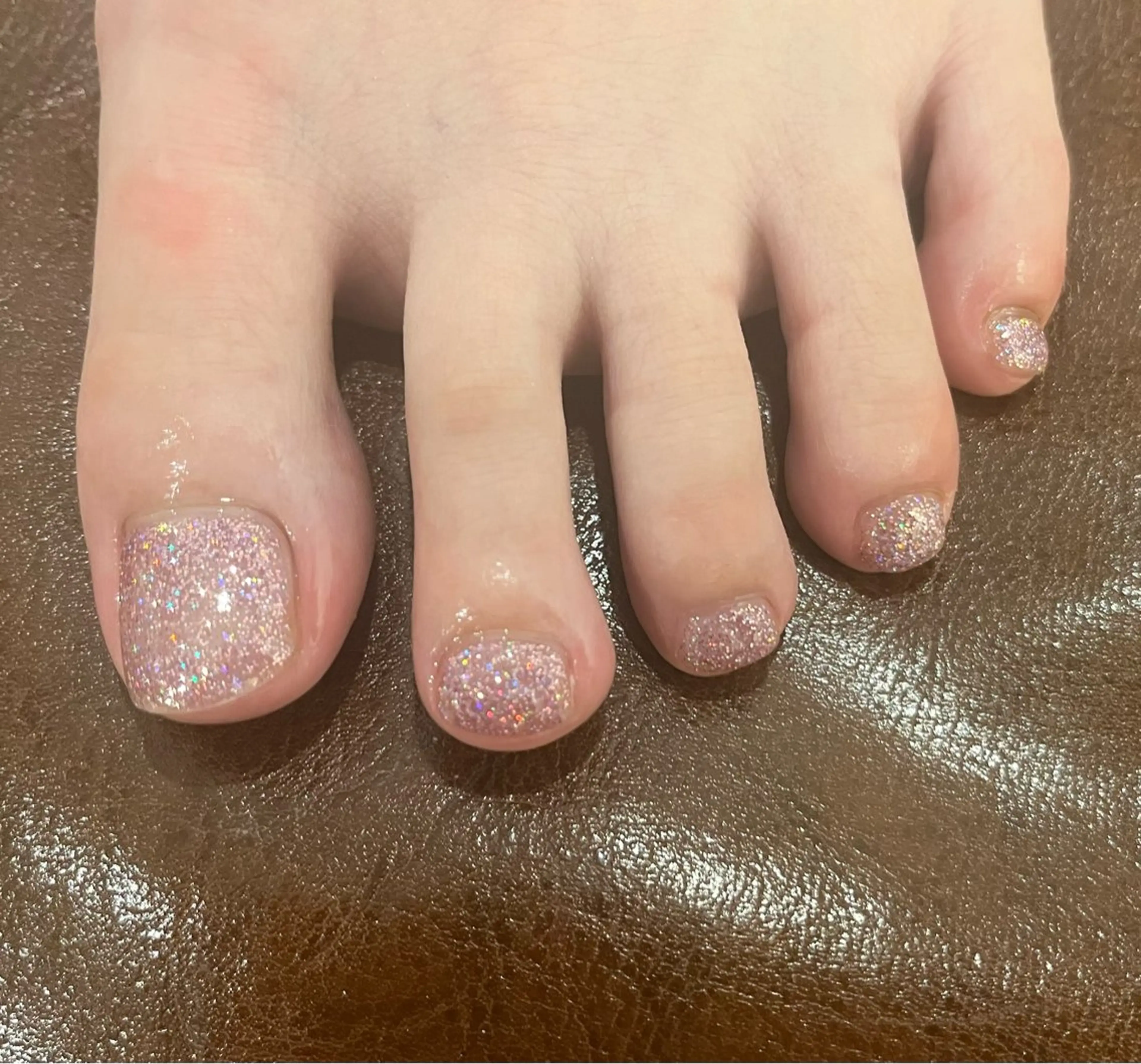 ネイル ラメ(グリッター) ピンク フットネイル AT.1011(アトリエテンイレブン)所属・AT.1011 (ハルカ)のネイルデザイン