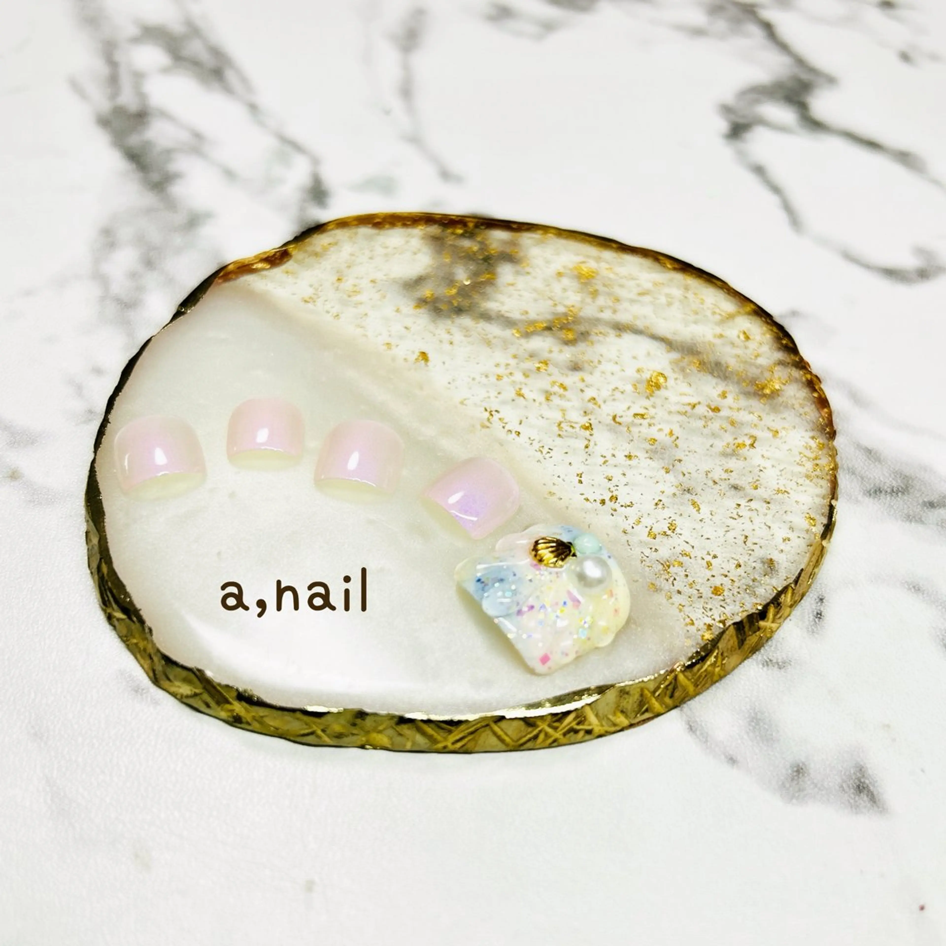 ネイル オーロラネイル フットネイル キラキラネイル ぷっくりネイル 夏ネイル フットネイル ネイルサロン エーネイルのネイルデザイン