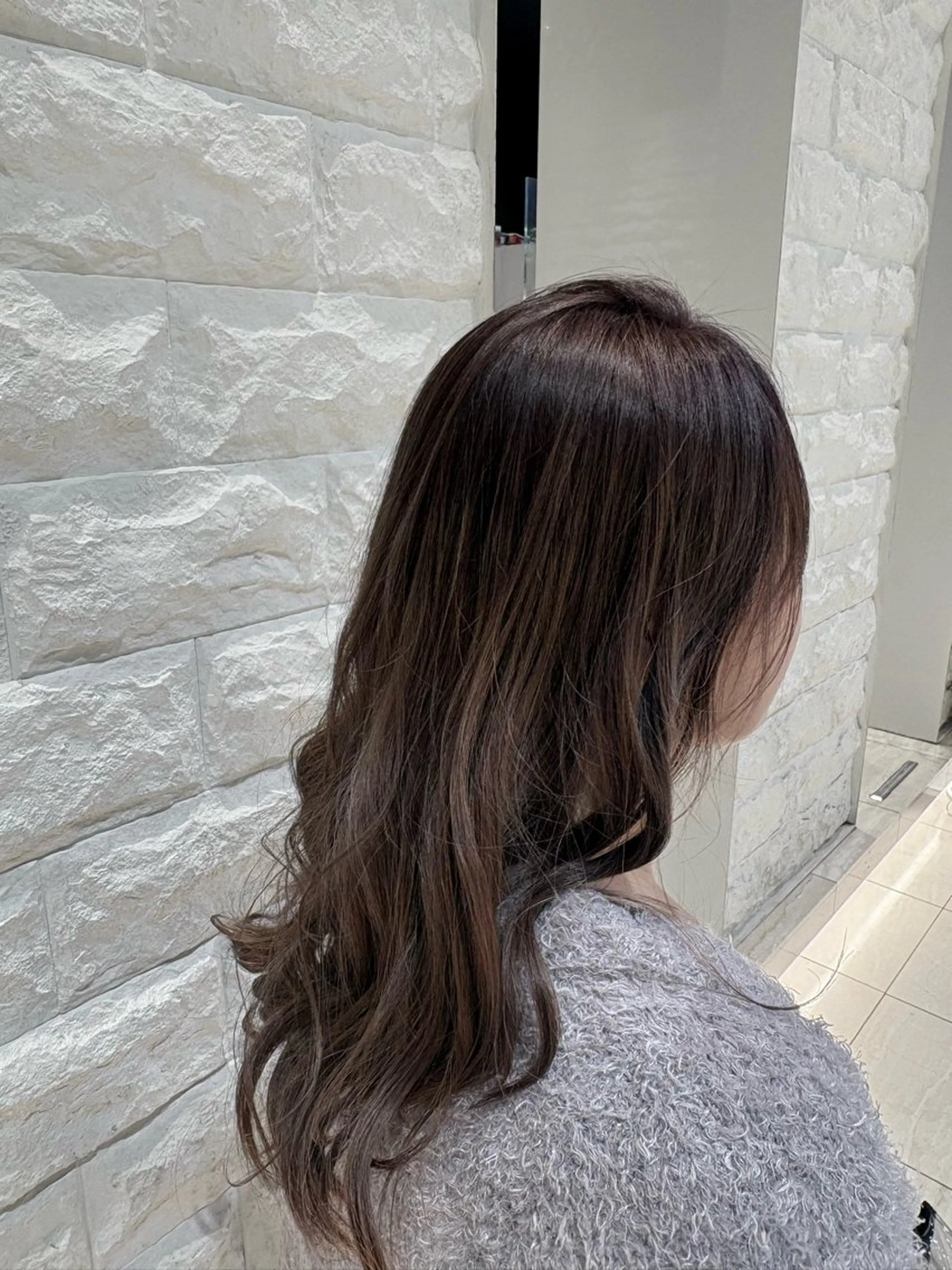 セミロング カラー ベージュカラー モカベージュ JEAN CLAUDE BIGUINE 横浜ベイクォーター店所属・Koharu 髪質改善カラーのヘアスタイル