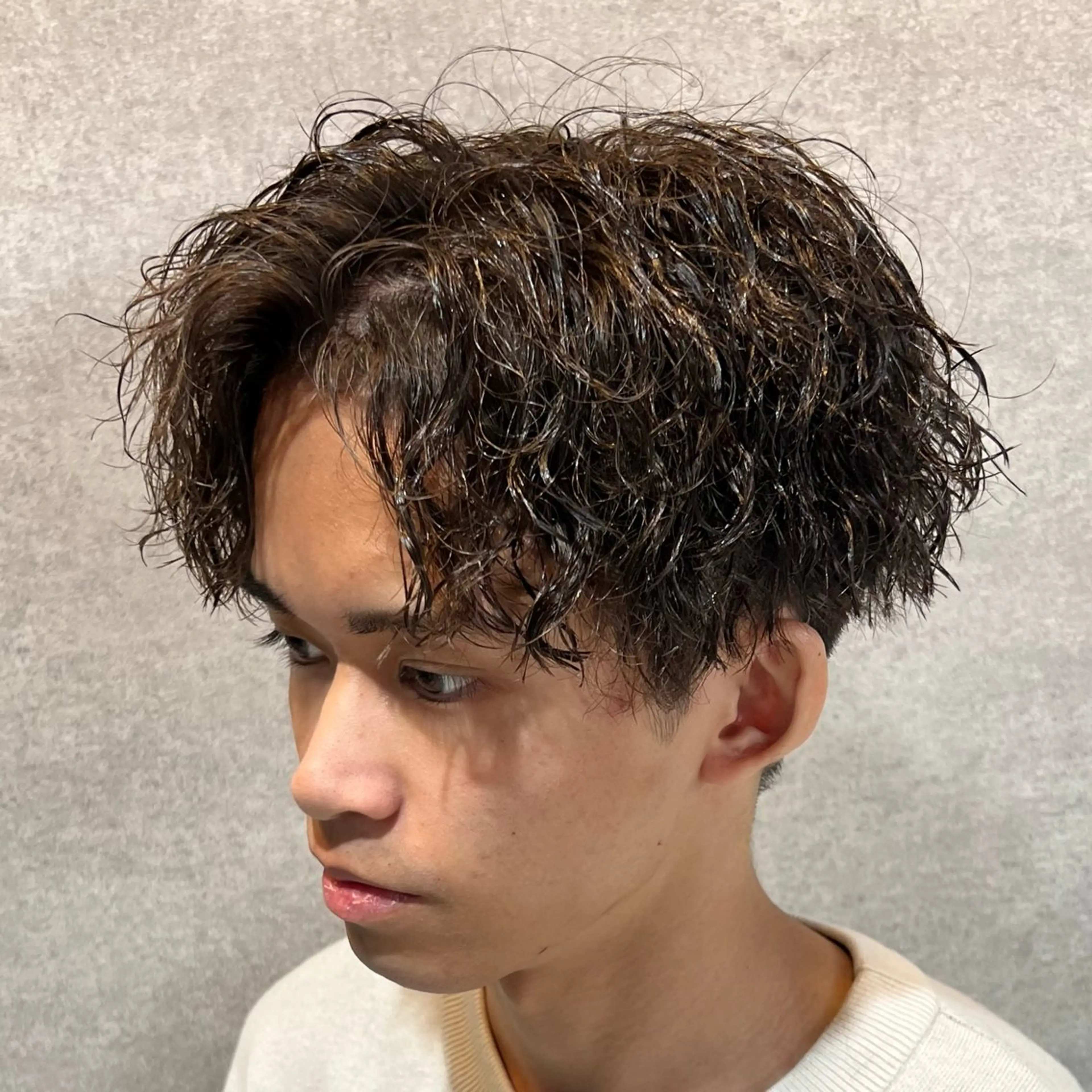 ショート カラー パーマ ヘアアレンジ メンズ センターパート メンズハイライト メンズメッシュ マッシュ メンズパーマ 仕上がり満足度No. 1🔥BLUCK🔥のヘアスタイル