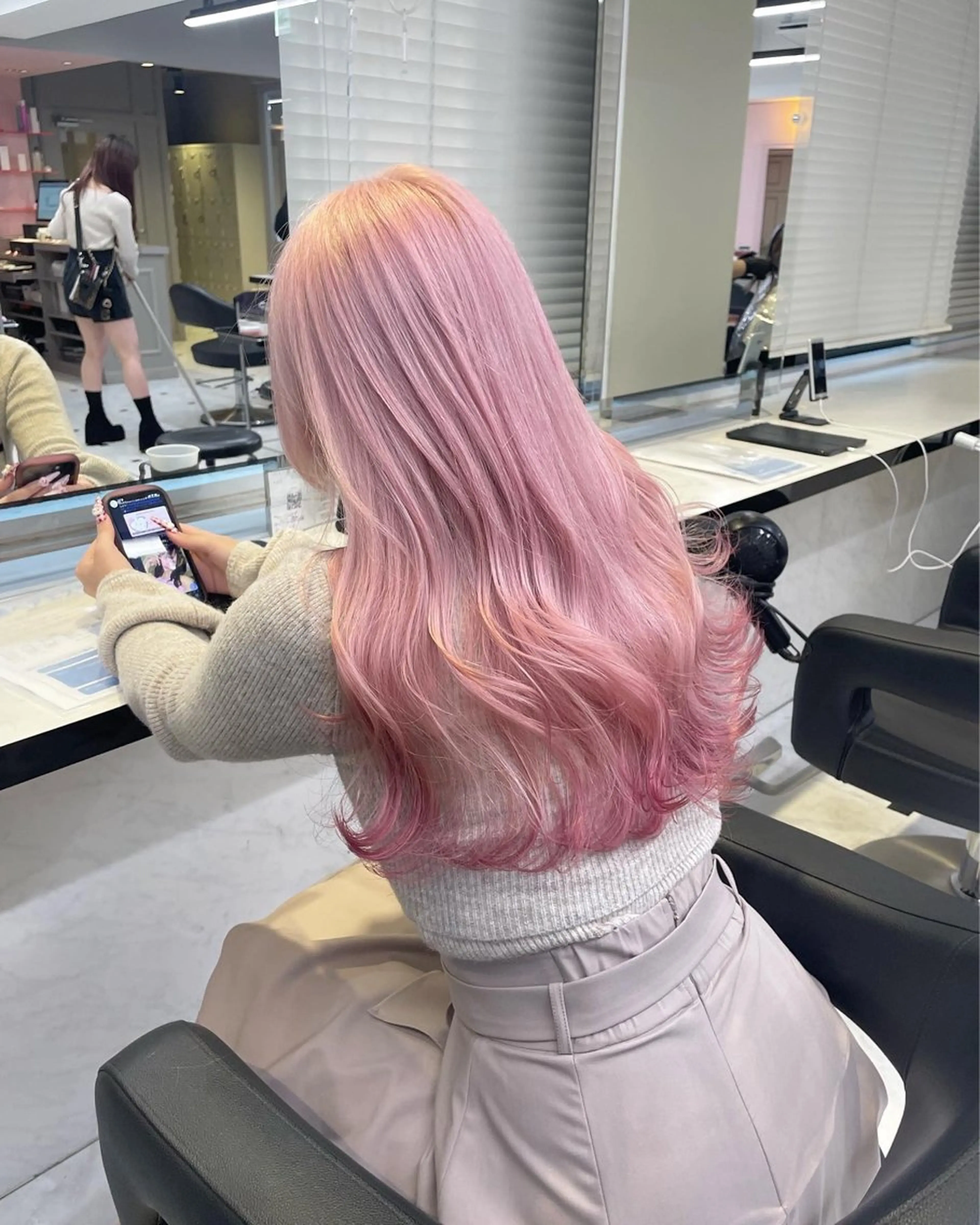 ロング カラー ヘアアレンジ ブリーチ ピンクカラー ヘアカラー トリートメント ヘアセット ピンク・ベージュ🩰 カラー🫧とらのヘアスタイル