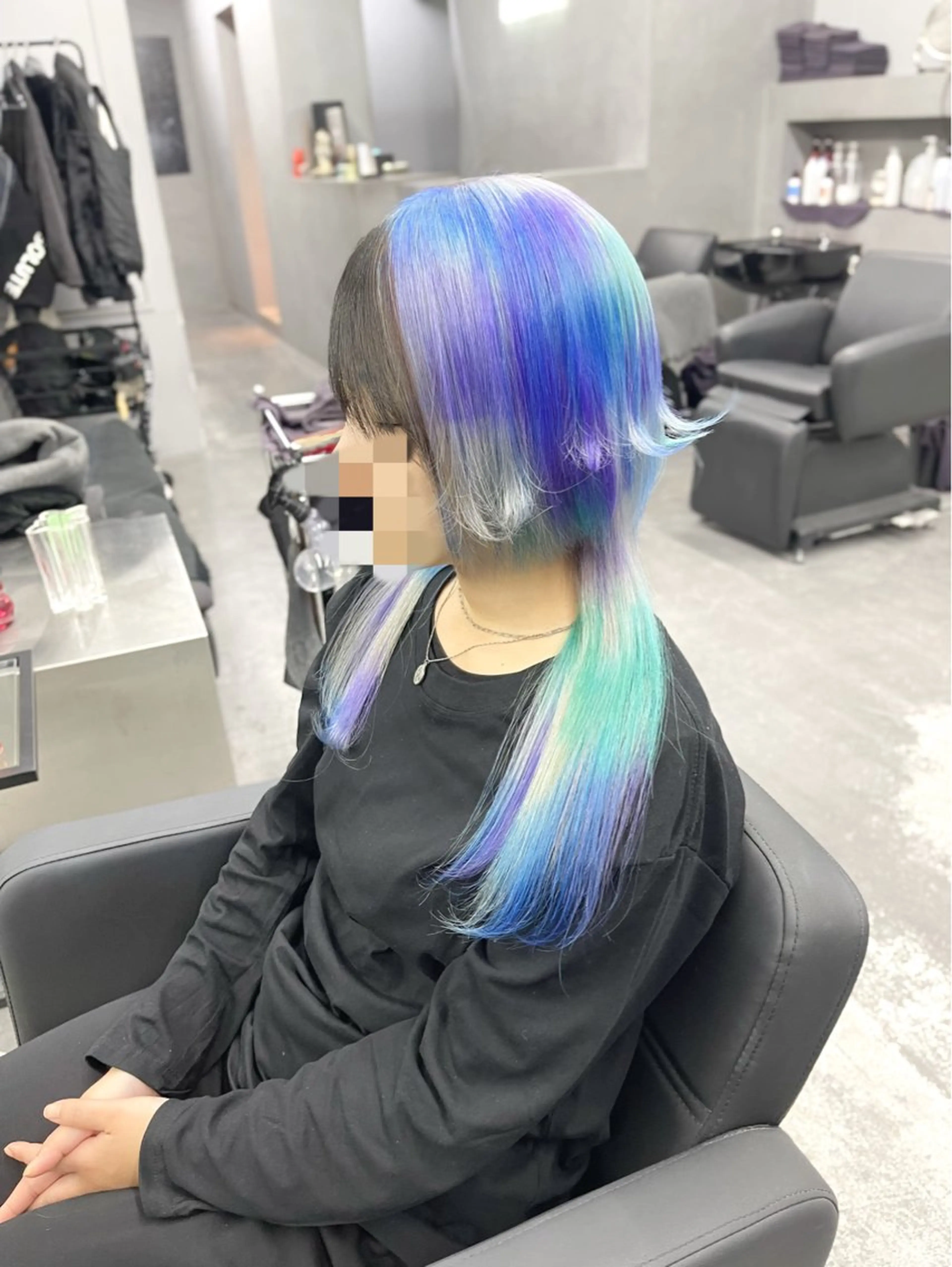 ミディアム カラー カット ヘアカラー 紺エクステ デザインカラーのヘアスタイル