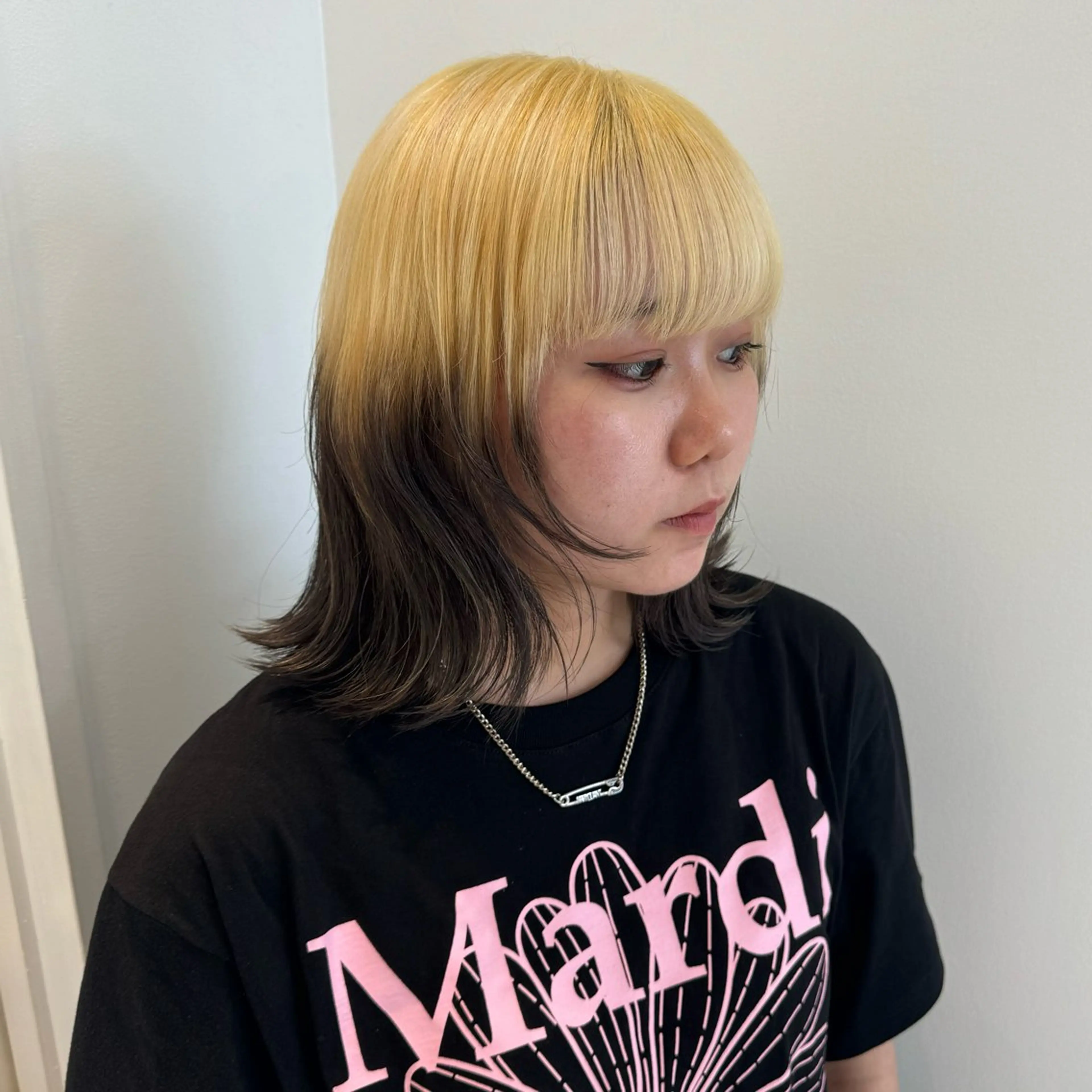 ミディアム カラー デザインカラー ヘアカラー トリートメント 🌼動き×透明感🩵 ハイトーン/ナナのヘアスタイル