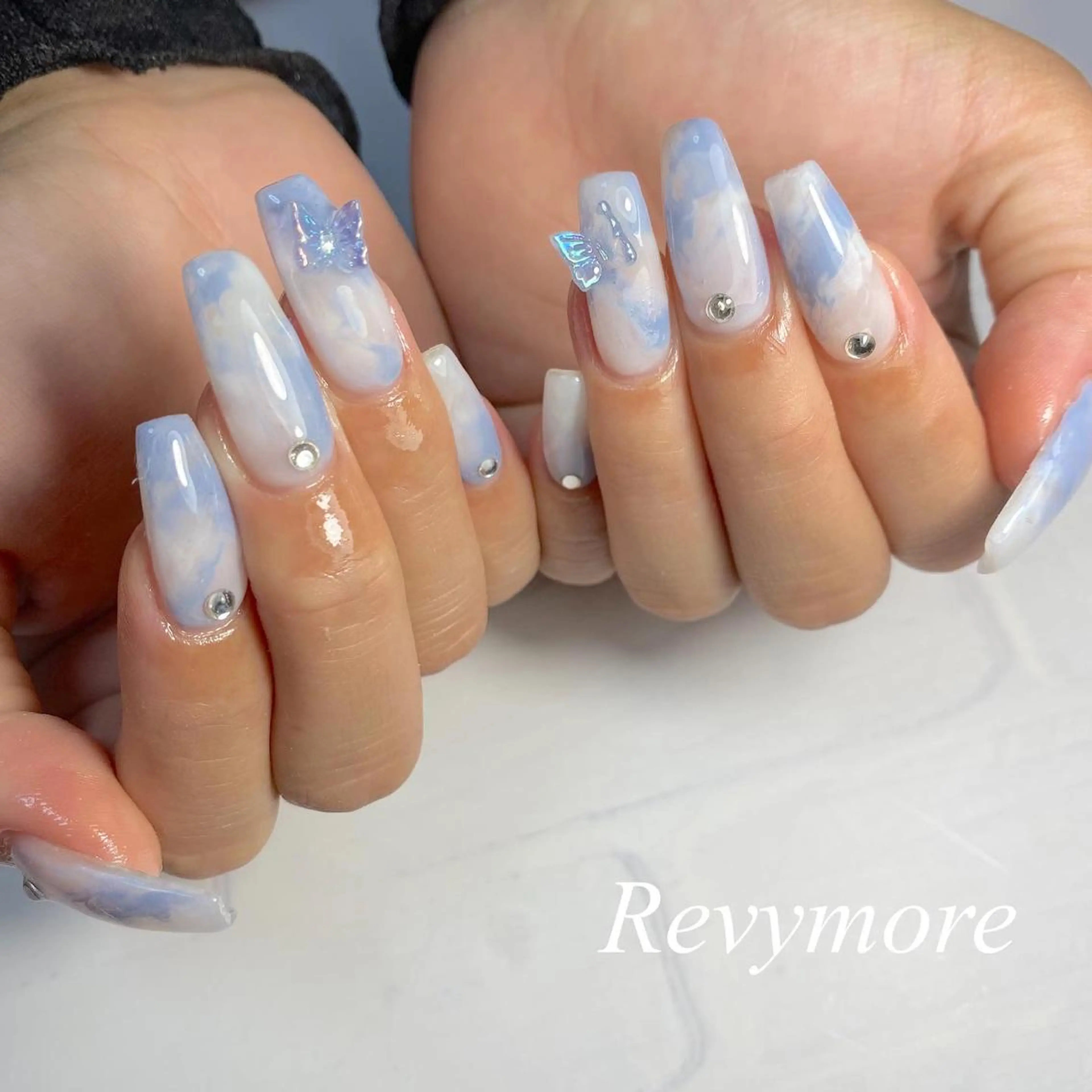 ミディアム ネイル 韓国風ヘア ジェルネイル キラキラネイル 韓国ネイル ニュアンスネイル nail salon Revymore所属・nail salon Revymoreのネイルデザイン