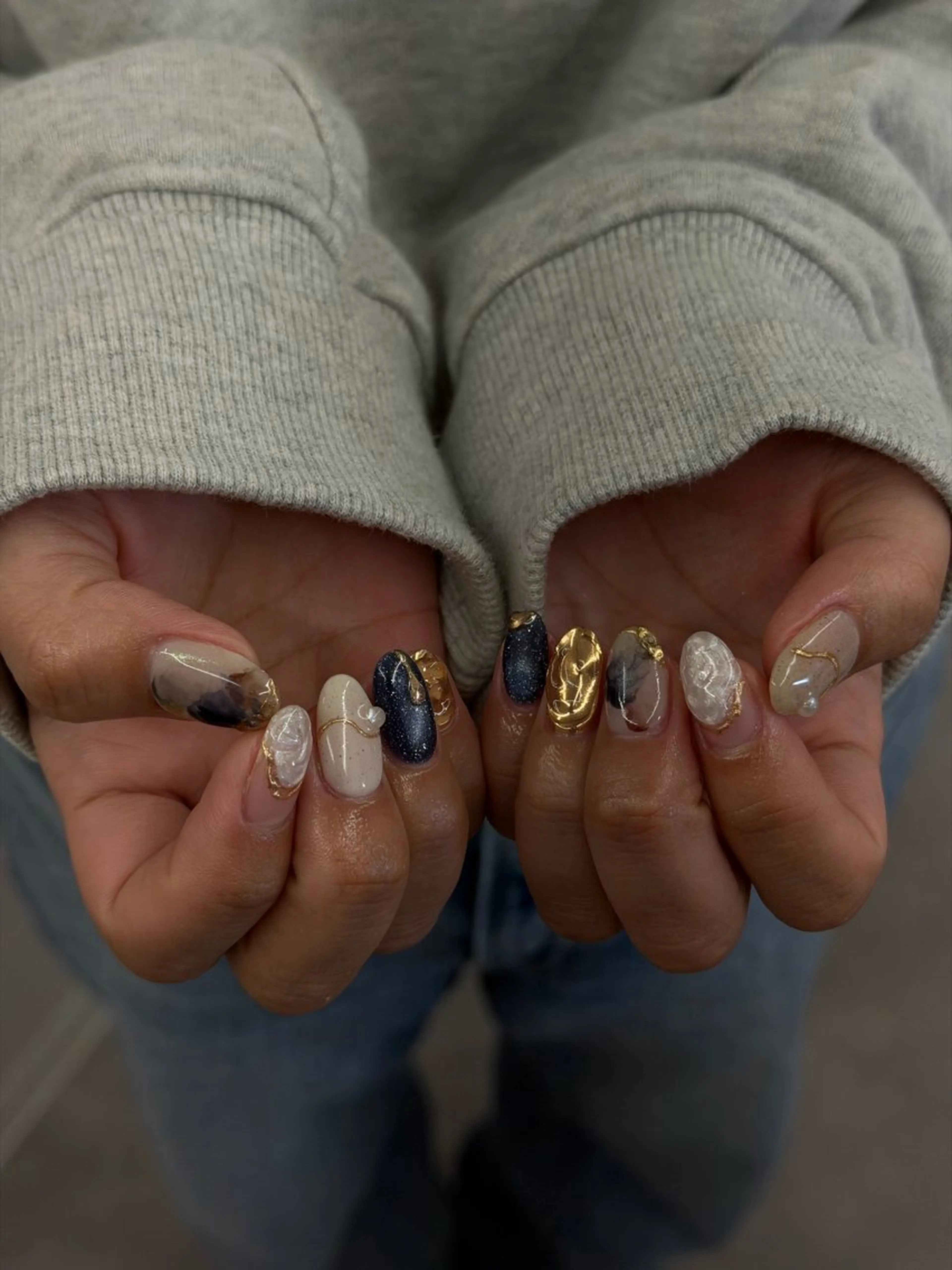 ネイル ジェルネイル ゴールド マグネットネイル ミラーネイル ネイビー ハンドネイル ハンドケア Bana_ Nailのネイルデザイン