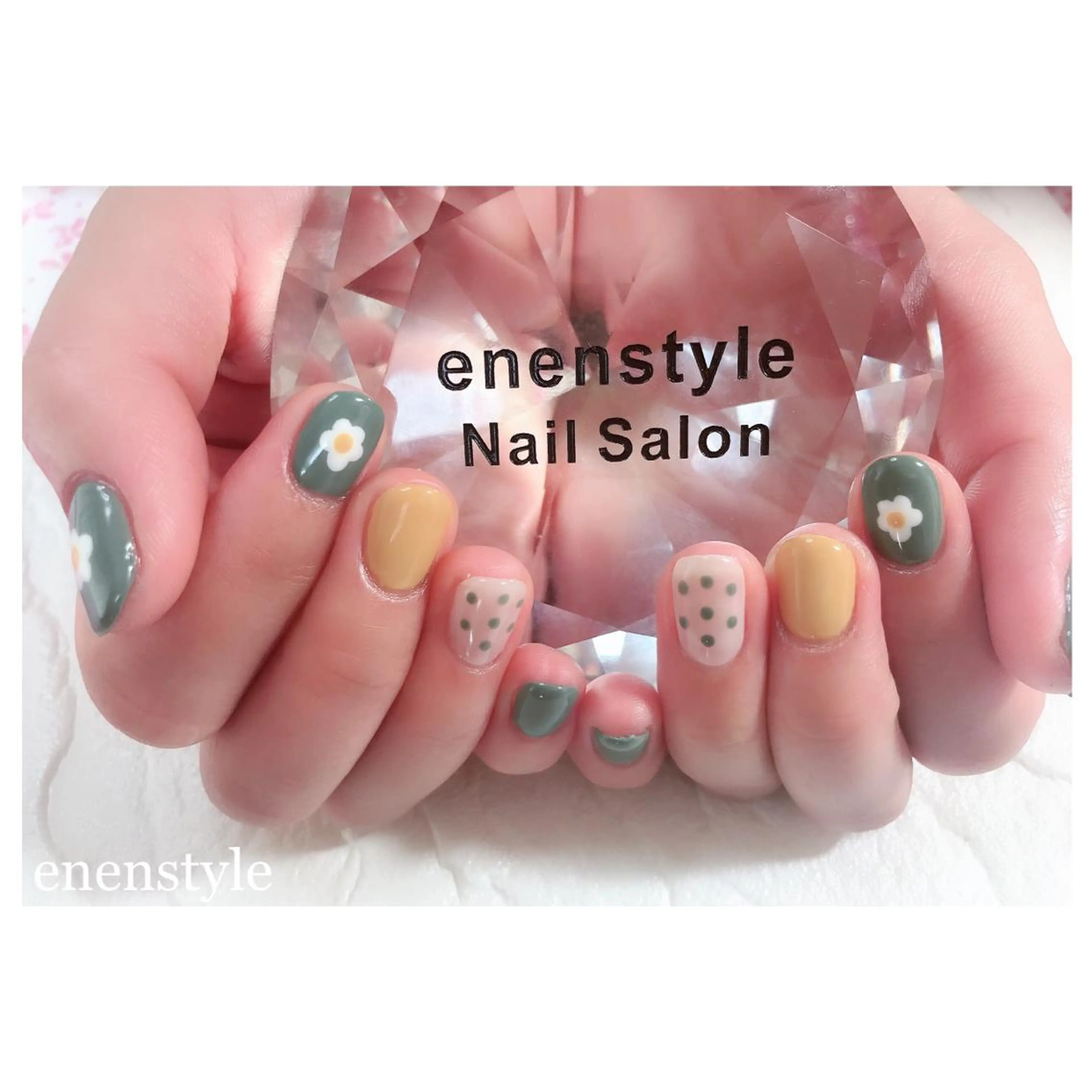 ショート ネイル ドット グリーン ラメ(グリッター) 黄色 ハンドネイル 👑enen style👑のネイルデザイン