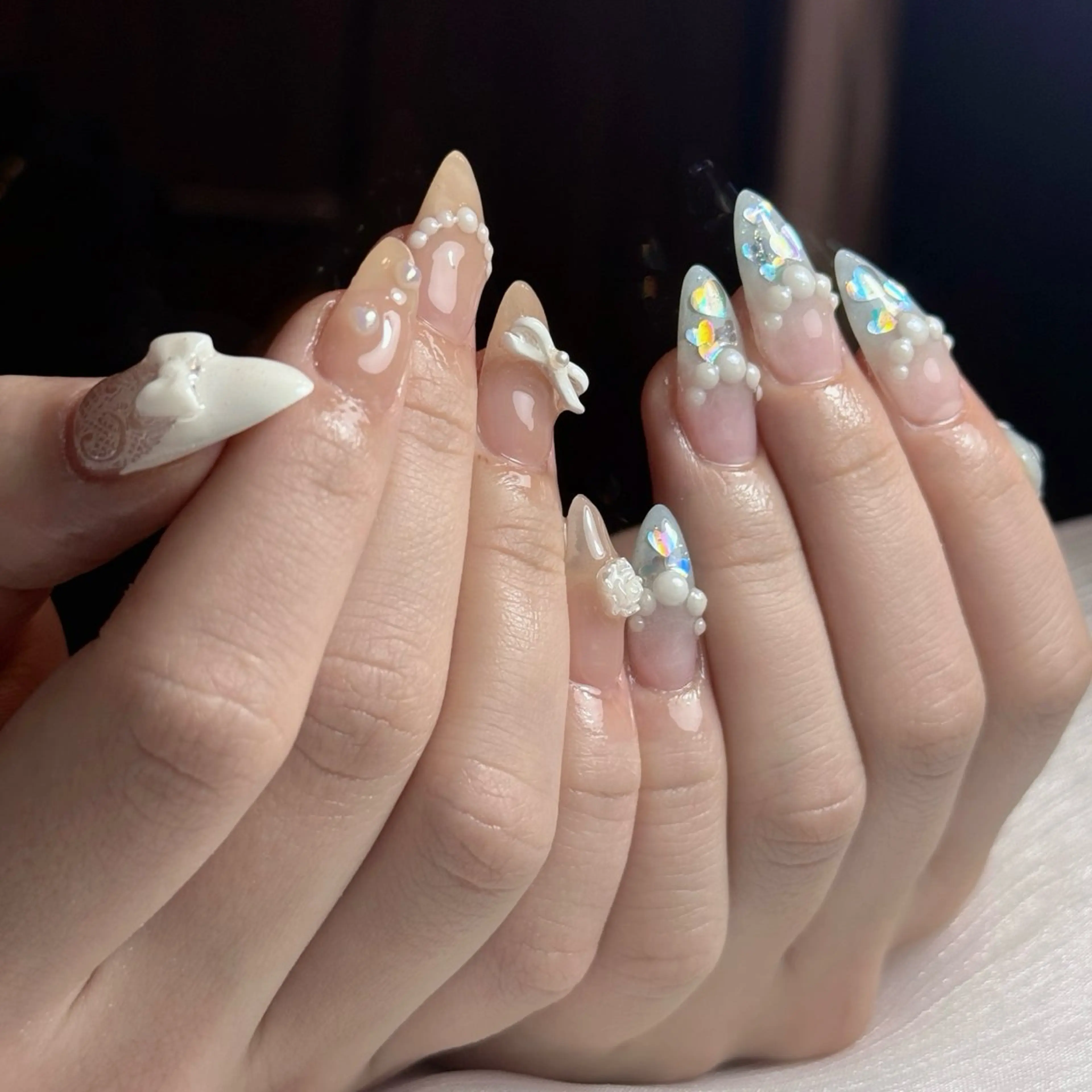 ネイル フラッシュネイル フレンチネイル キラキラネイル 韓国ネイル ラメ(グリッター) ハンドネイル ハンドケア Amy Nail所属・Amy Nailのネイルデザイン