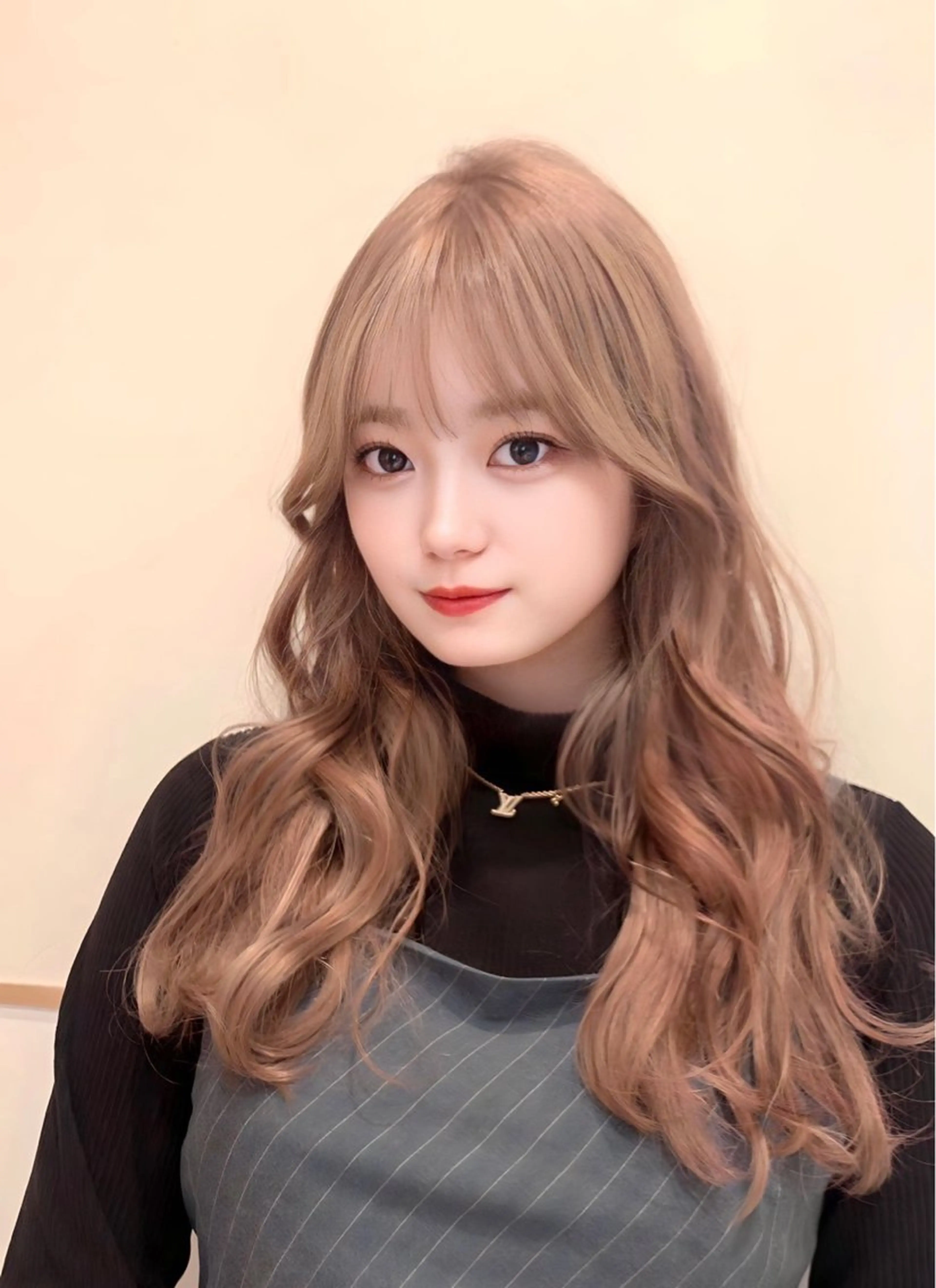 ロング カラー ベージュカラー ブリーチ ミルクティーベージュ レイヤーカット 小顔カット カット ヘアカラー トリートメント ヘッドスパ ヘアセット 韓国ヘア/レイヤー/ 顔まわり/りょーとのヘアスタイル