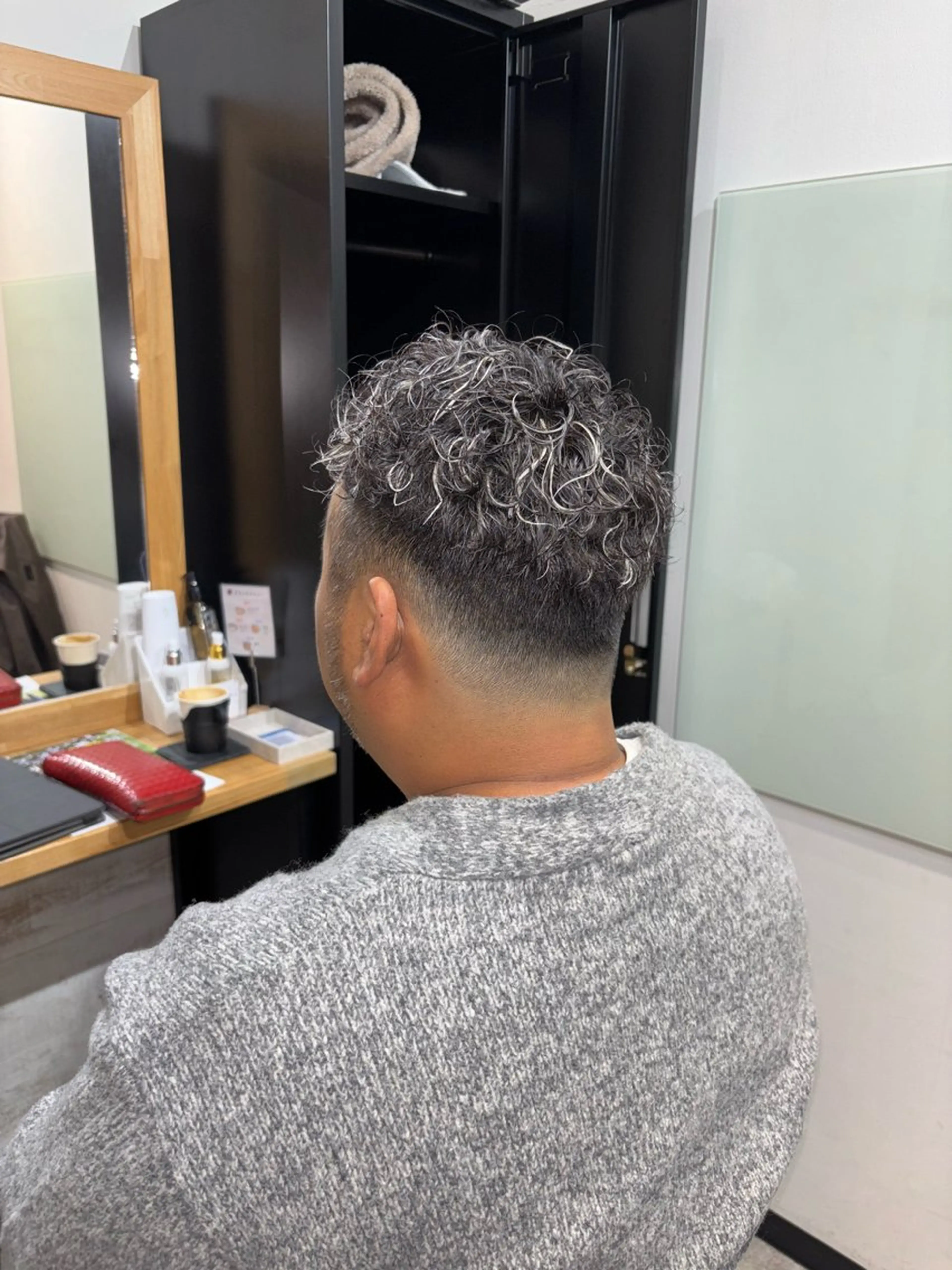 ミディアム カラー パーマ メンズ ミディアムパーマ メンズハイライト メンズパーマ ハイライトカラー ハイライト カット ヘアカラー トリートメント LOG/所属・なりたいを叶えます！ 出口 紗依のヘアスタイル