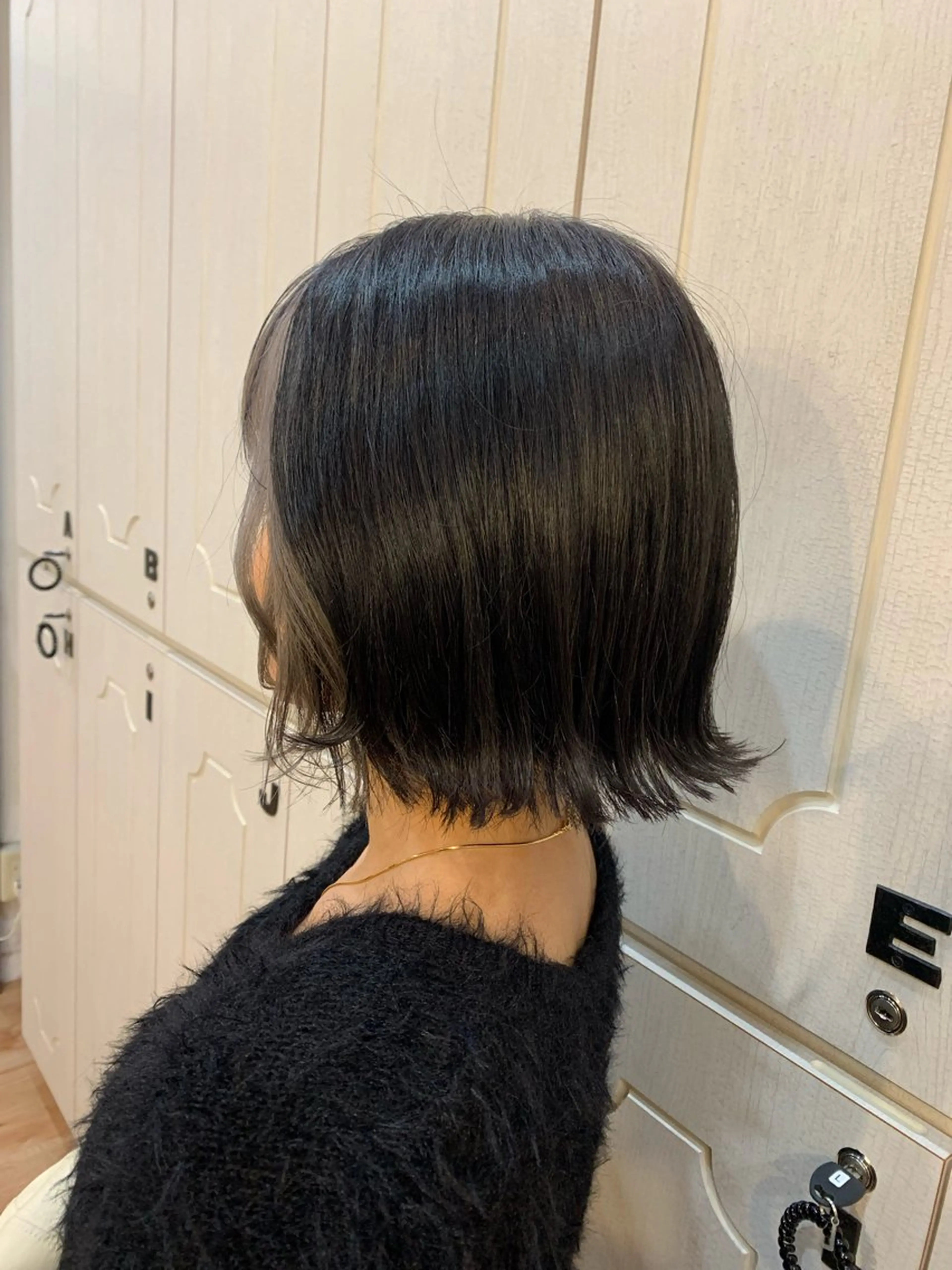 ミディアム カラー ミストバング ブリーチ  フェイスフレーミング シルバー GUESTs(ゲスト)所属・T つぐみのヘアスタイル