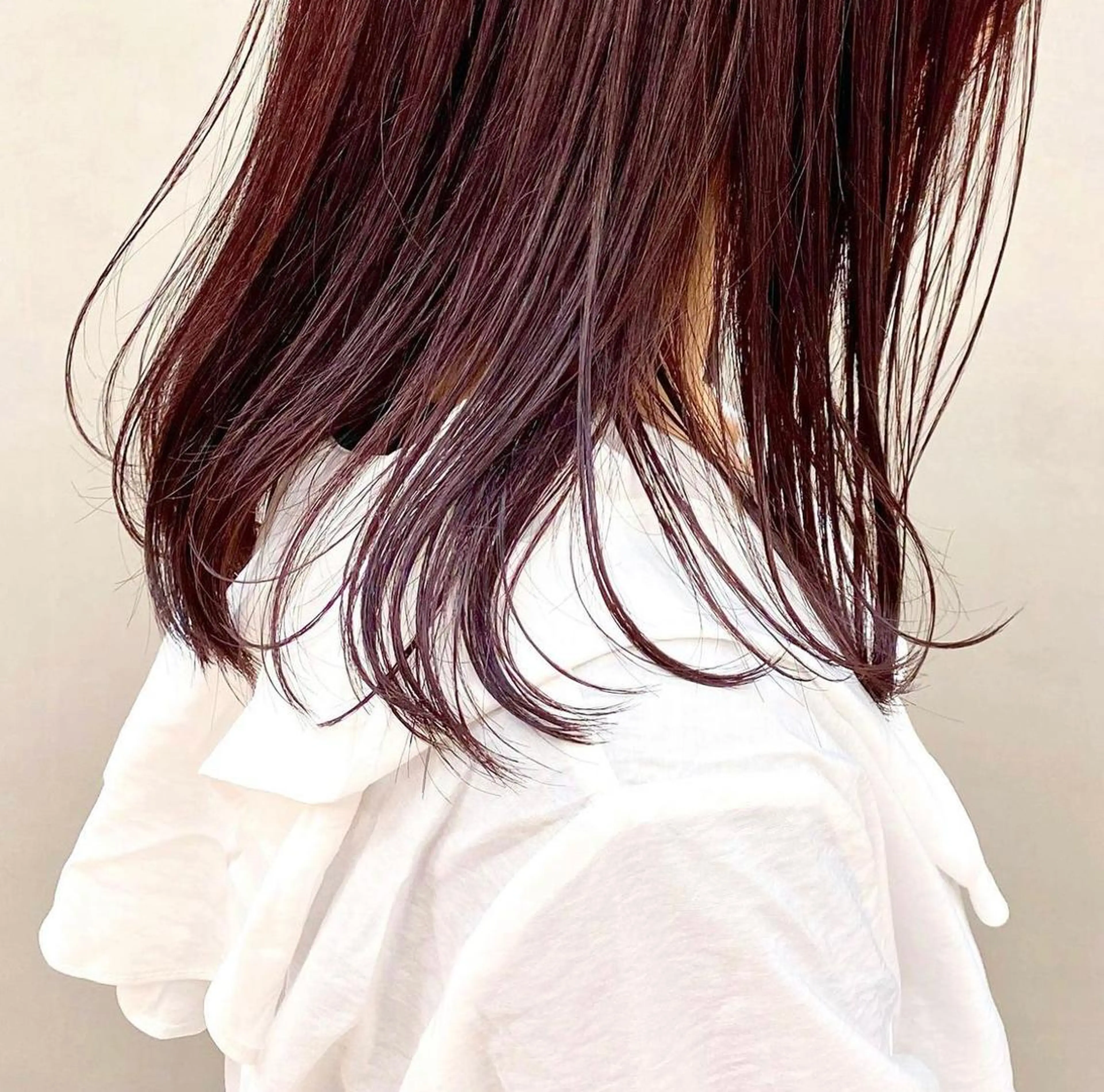 セミロング カラー ブリーチ ブリーチなしカラー パープルカラー レッドカラー 角岡 真帆のヘアスタイル