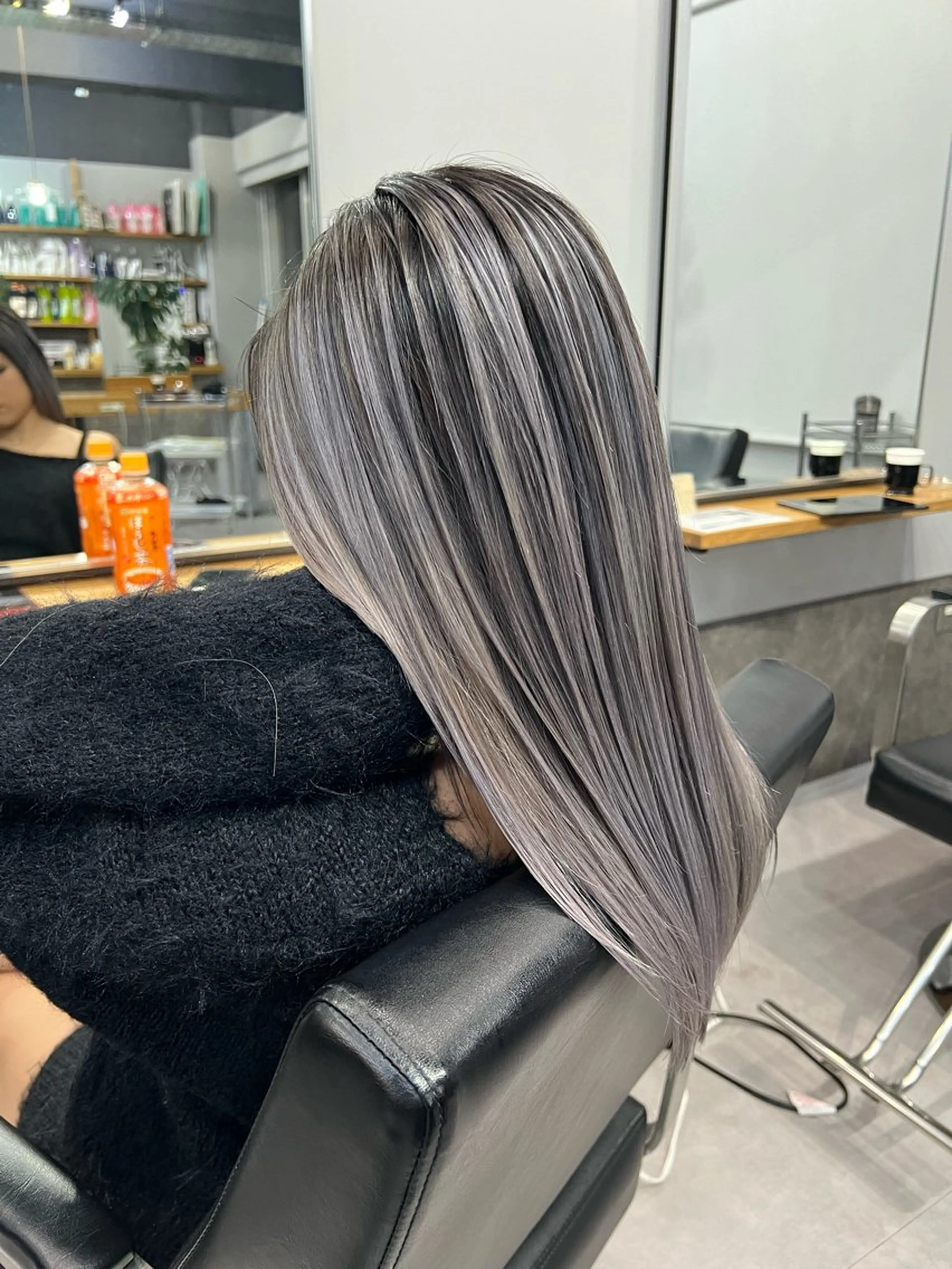 セミロング カラー ミルクティーカラー グレージュ　高山慧輔のヘアスタイル