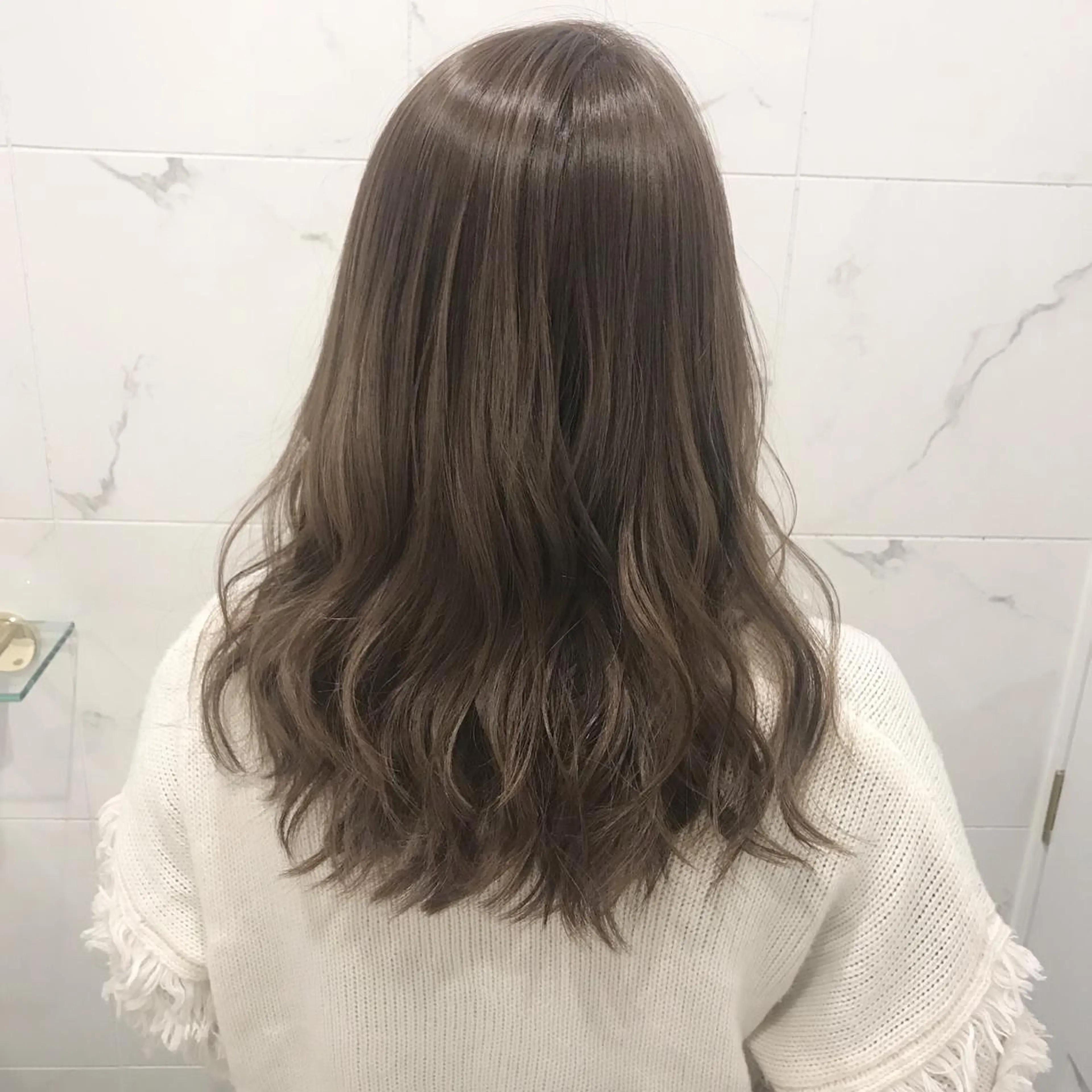 セミロング 外国人風カラー ハイライト 髪質改善 韓国風ヘア レイヤーカット ハリウッドブロウ LAID BACKの眉毛・アイブロウイメージ