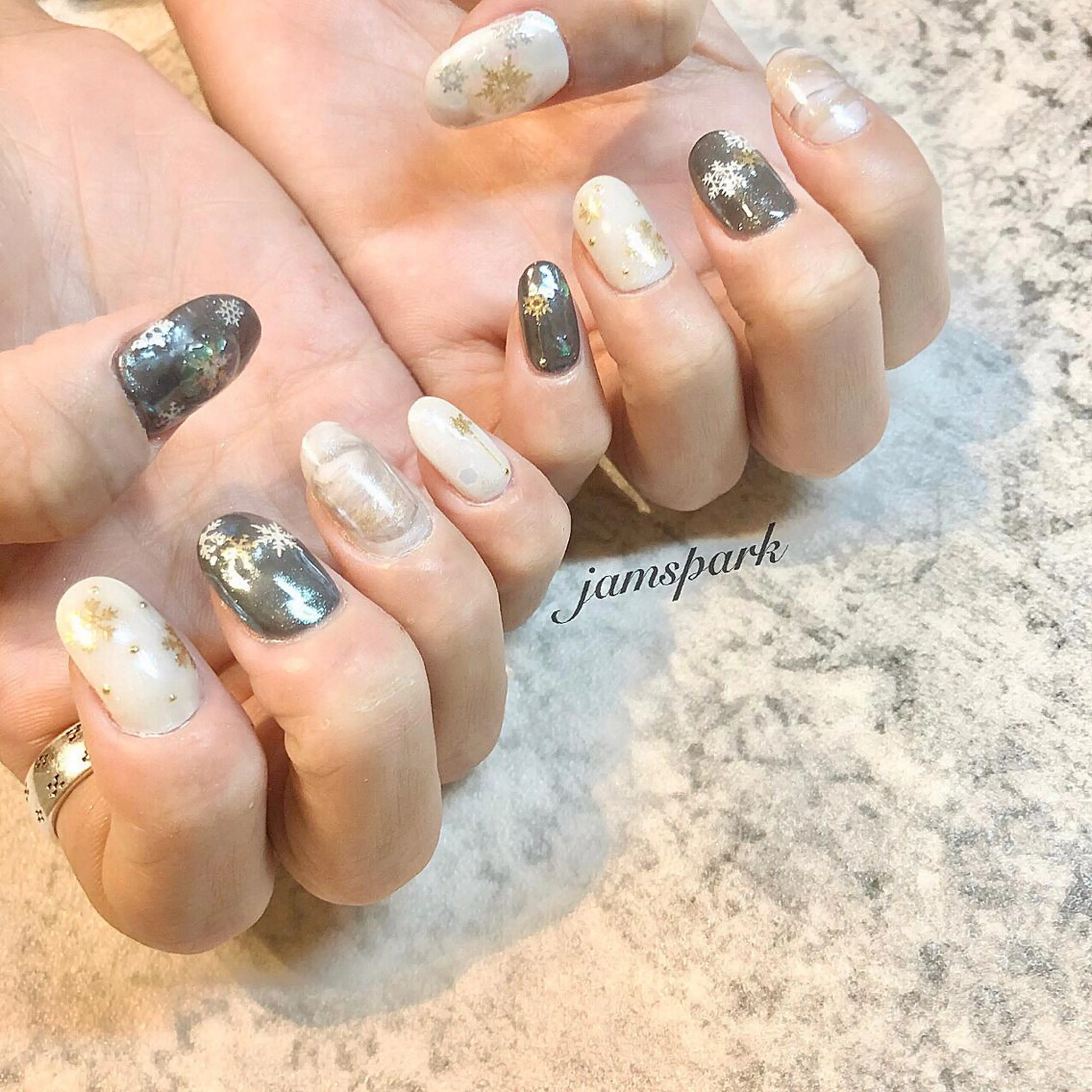 ネイル ジェルネイル 大理石ネイル(マーブル) ホワイト 冬ネイル クリスマス ハンドネイル jamspark ✨のネイルデザイン
