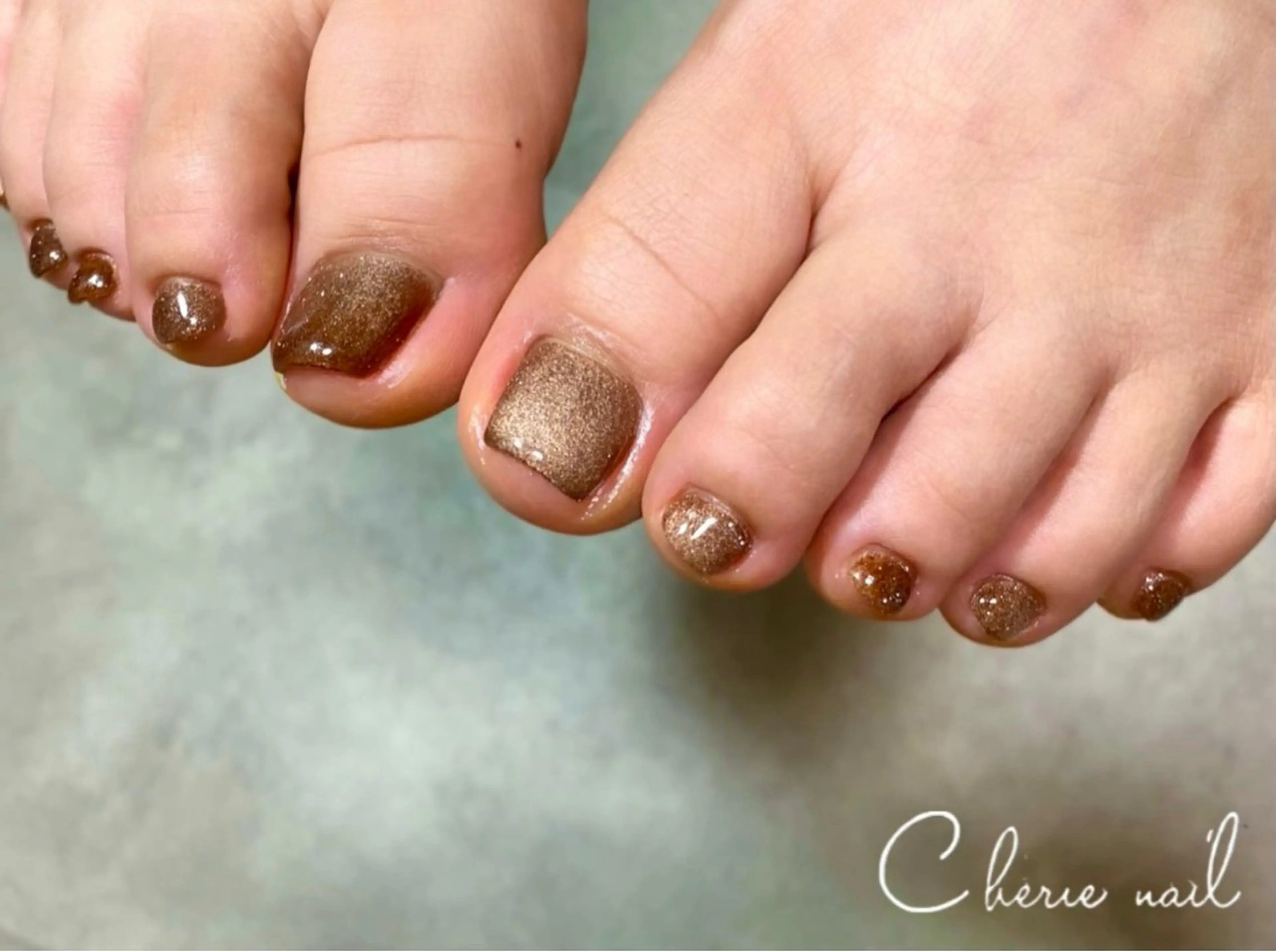 ネイル ブラウン フットネイル ジェルネイル マグネットネイル ワンカラーネイル フットネイル Cherienail yunaのネイルデザイン