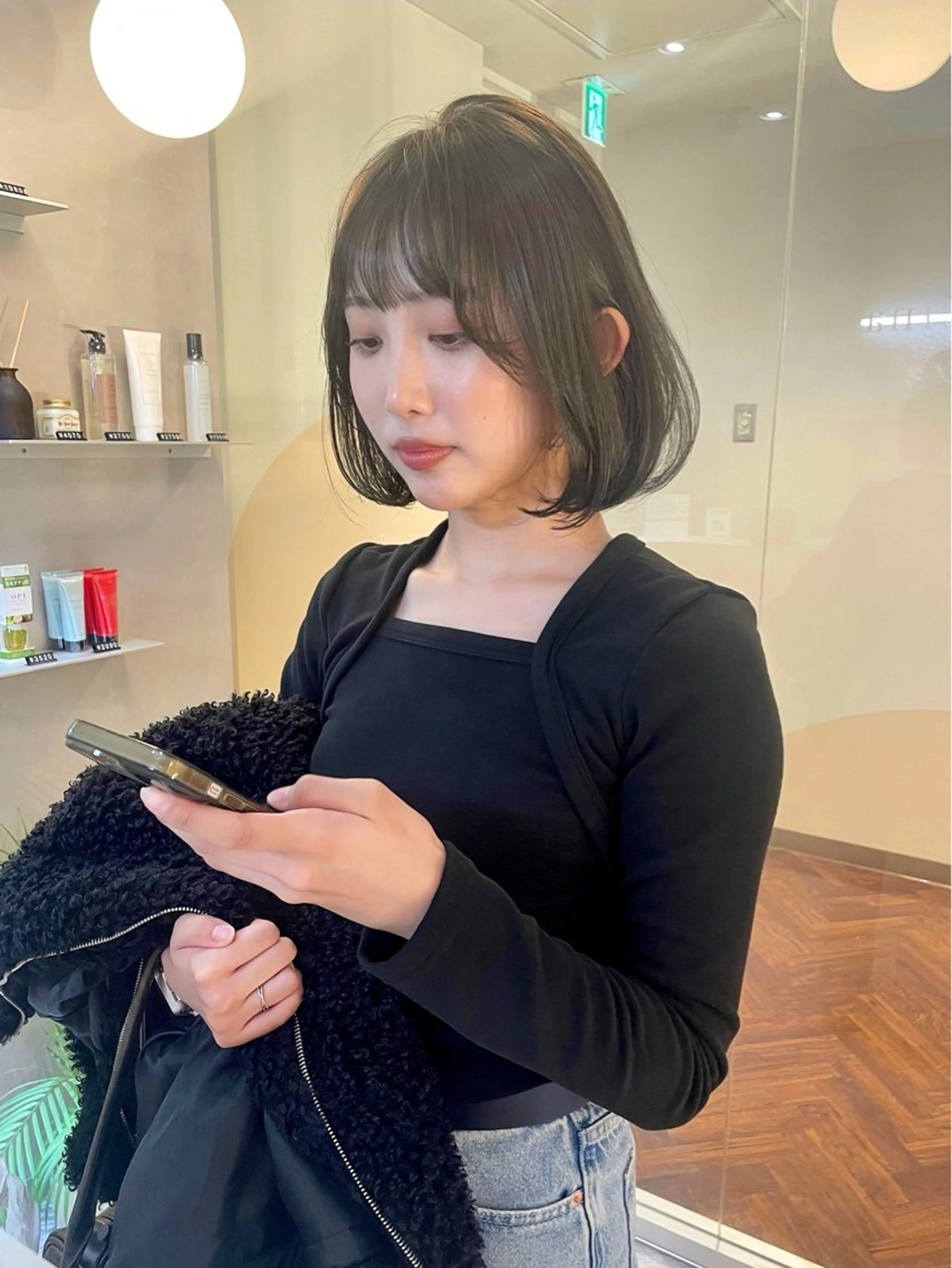 ミディアム ボブ 外ハネヘア カット ヘアカラー トリートメント ボブ/透明感カラー/ 赤み消し/髪質改善のヘアスタイル