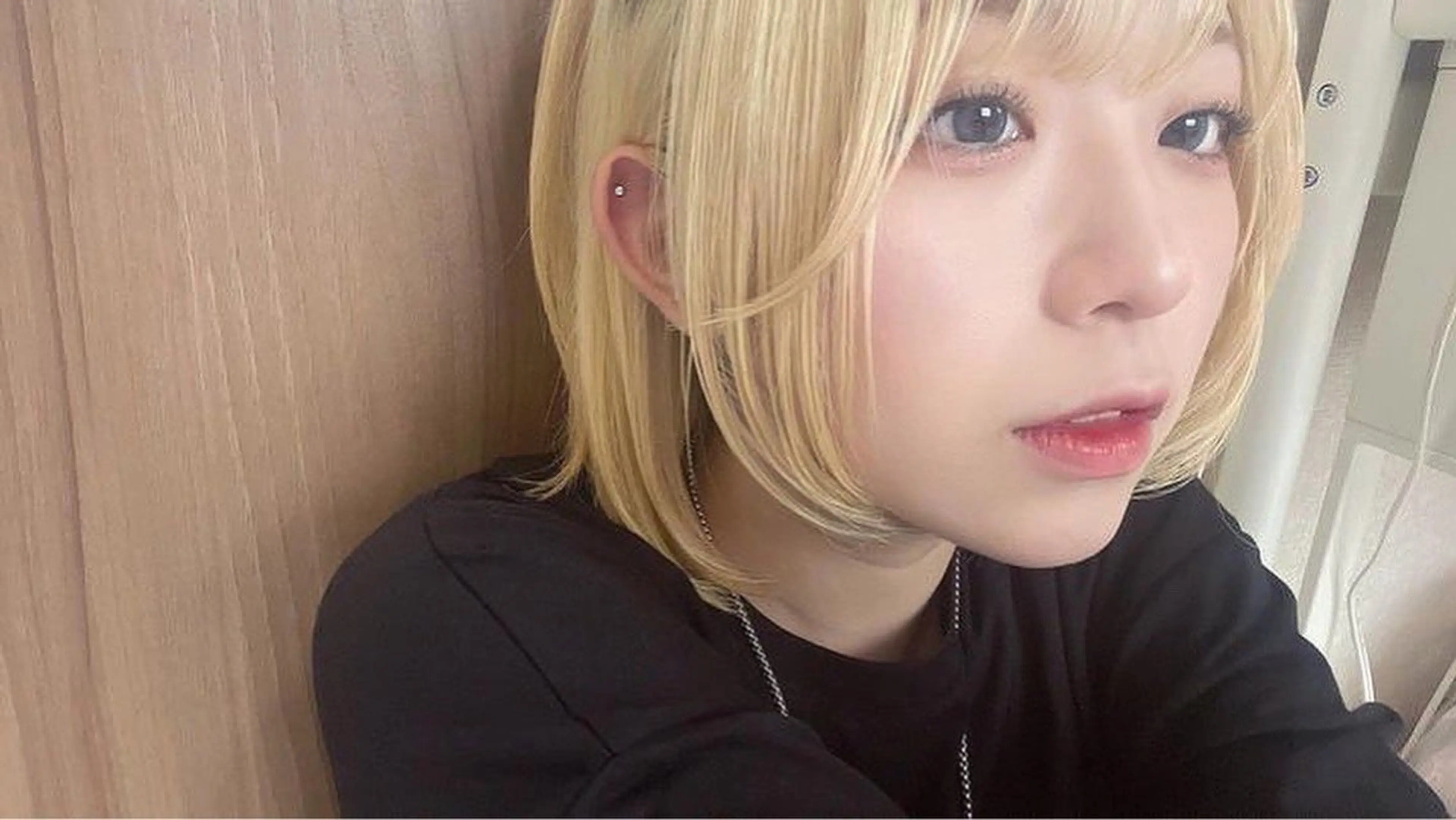 ショート ヘアカラー かのブリーチカラー 🎧⛓️🩶のヘアスタイル