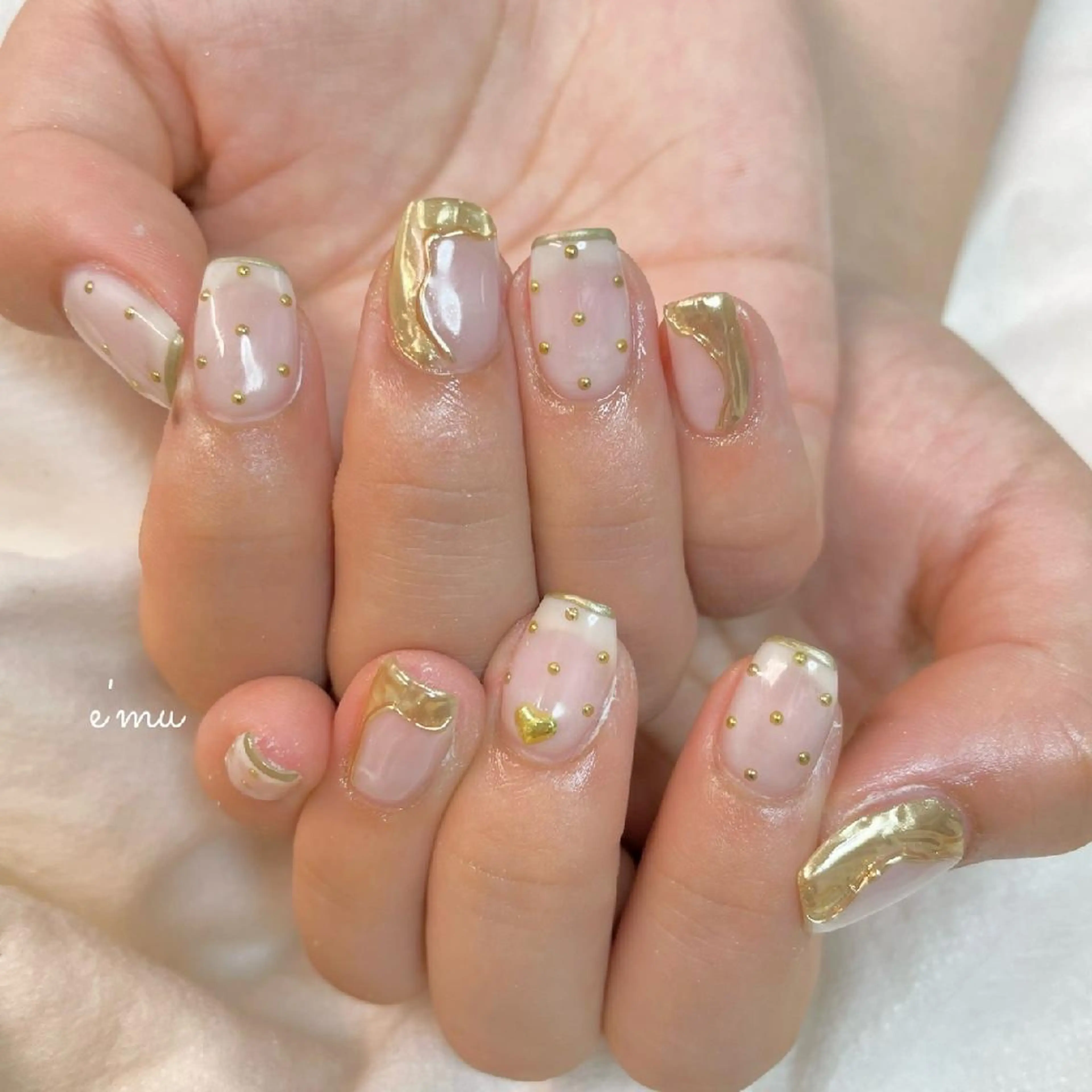 ネイル ドット ガーリー ミラーネイル ニュアンスネイル nail salon e'mu💐のネイルデザイン