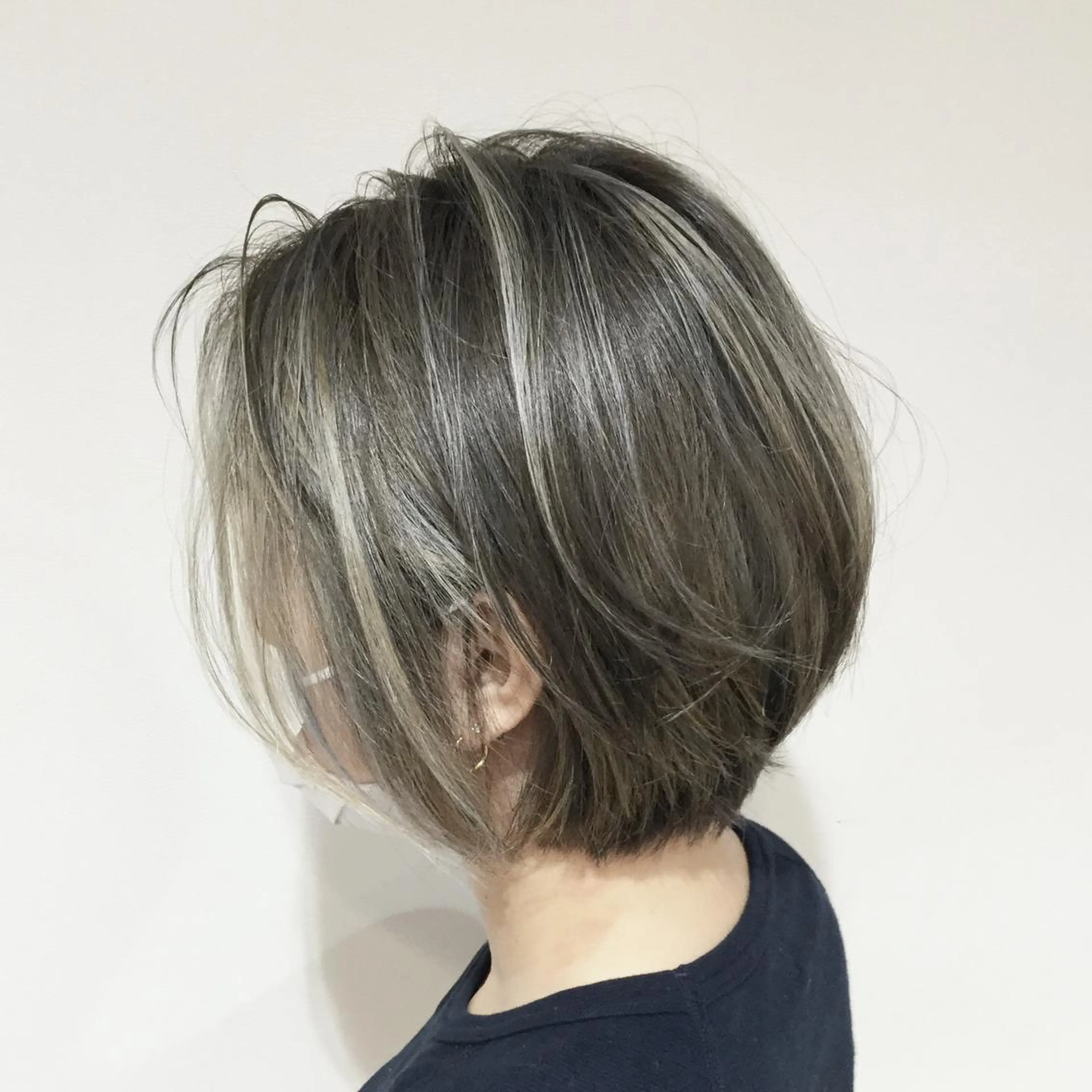 ショート カラー アッシュ アッシュグレー アッシュグレージュ バレイヤージュ ミストバング AMI Hair  supply所属・髪質改善カラー 韓国風レイヤーのヘアスタイル