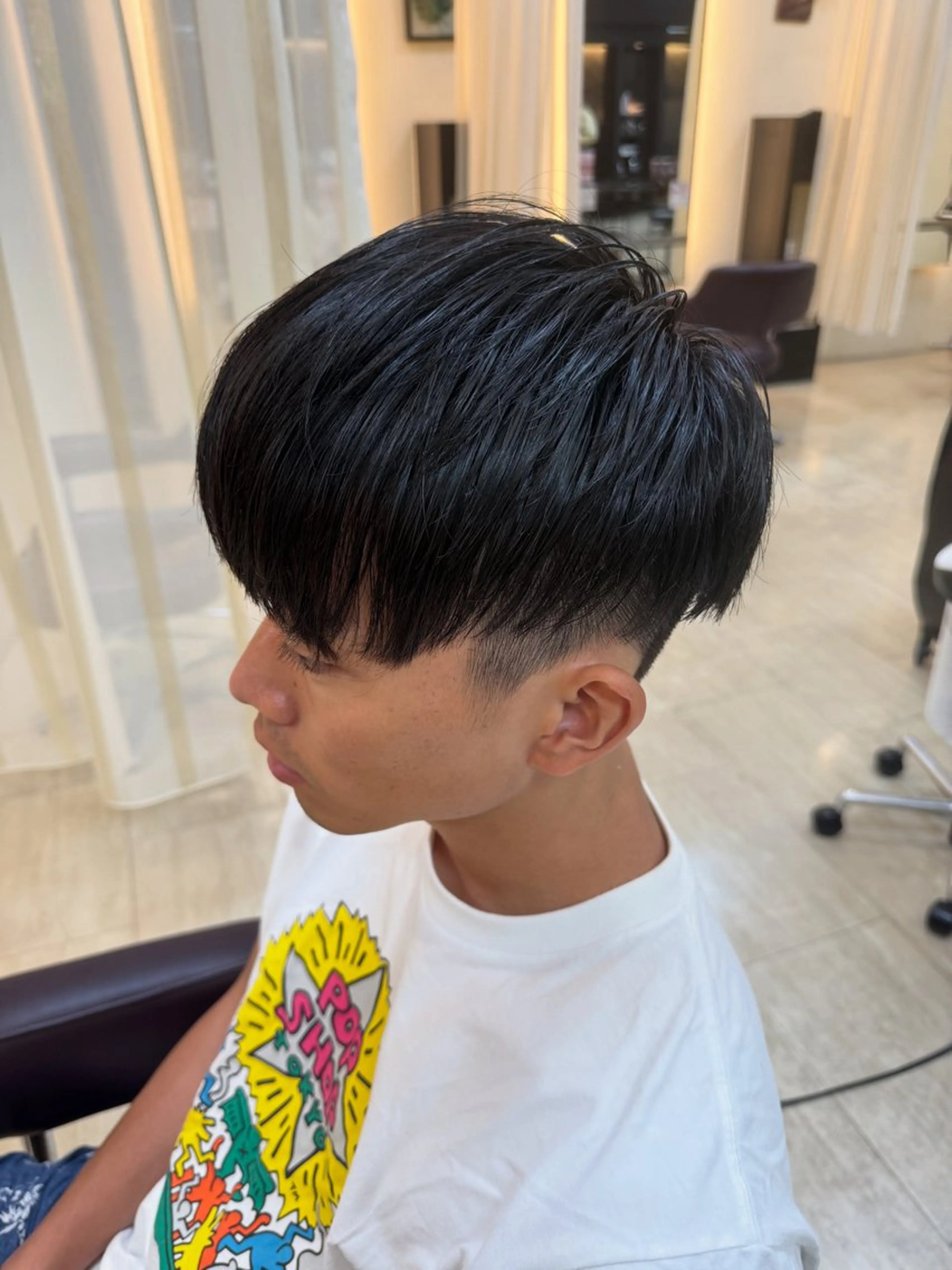 ショート メンズ センターパート フェザーパーマ メンズパーマ メンズツイストパーマ 波巻きパーマ 東田 篤希のヘアスタイル