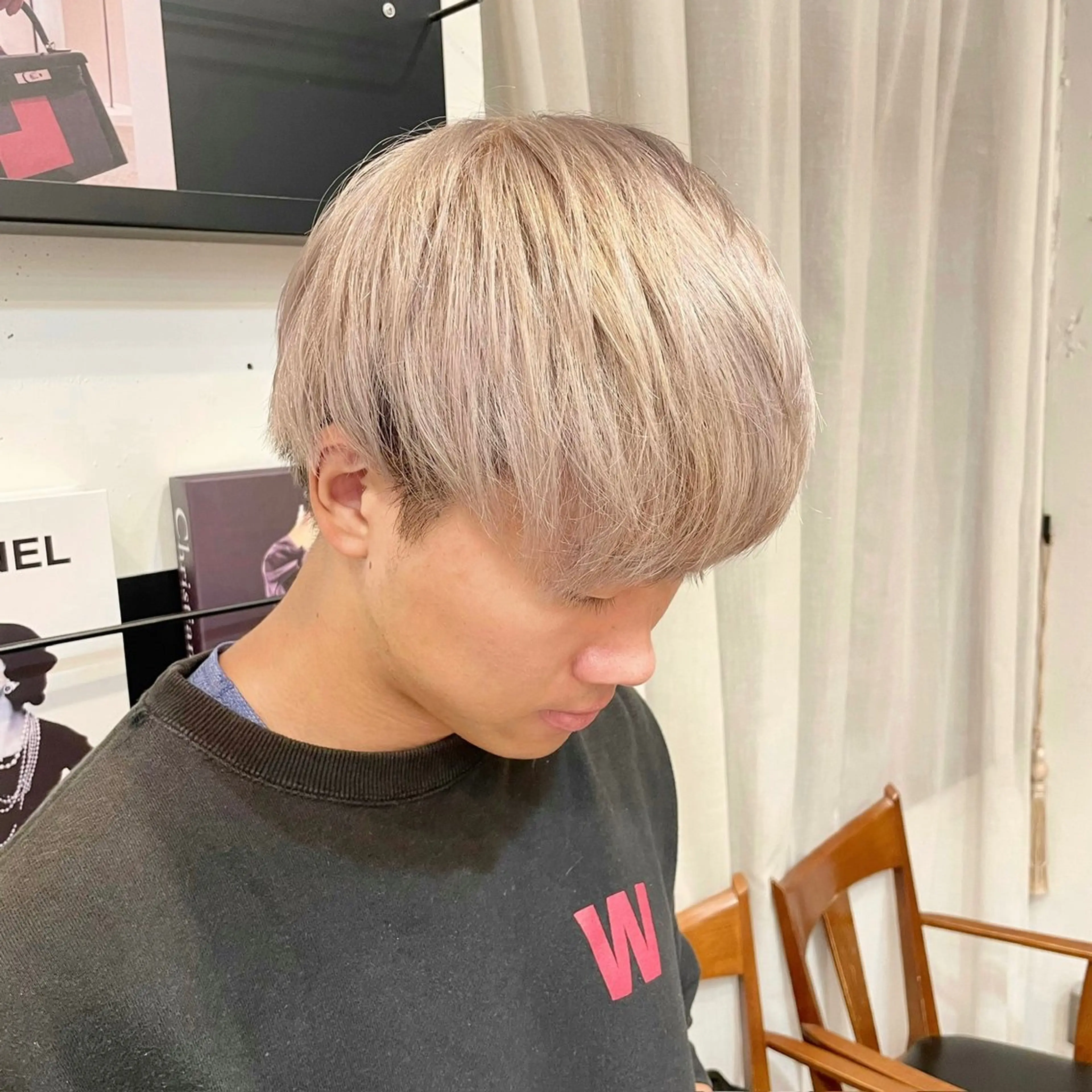 カラー メンズ ベージュカラー ミルクティーベージュ ホワイトミルクティーベージュ ヘアカラー オザキクウガ/ ブリーチ/髪質改善のヘアスタイル