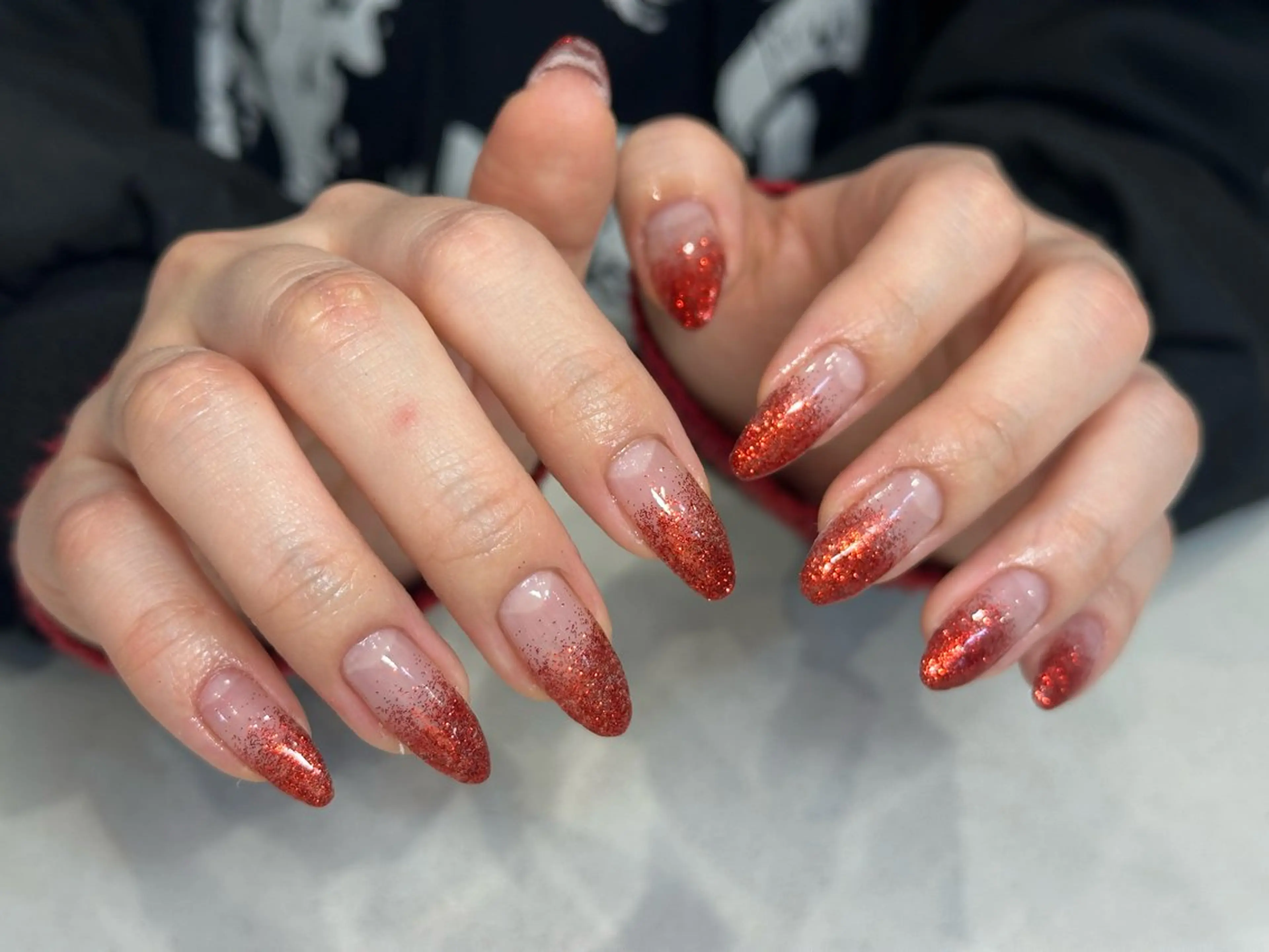 ネイル グラデーション ラメ(グリッター) ラメグラデーション 赤色 shiro 浜松駅前店所属・shiro 浜松駅前店のネイルデザイン