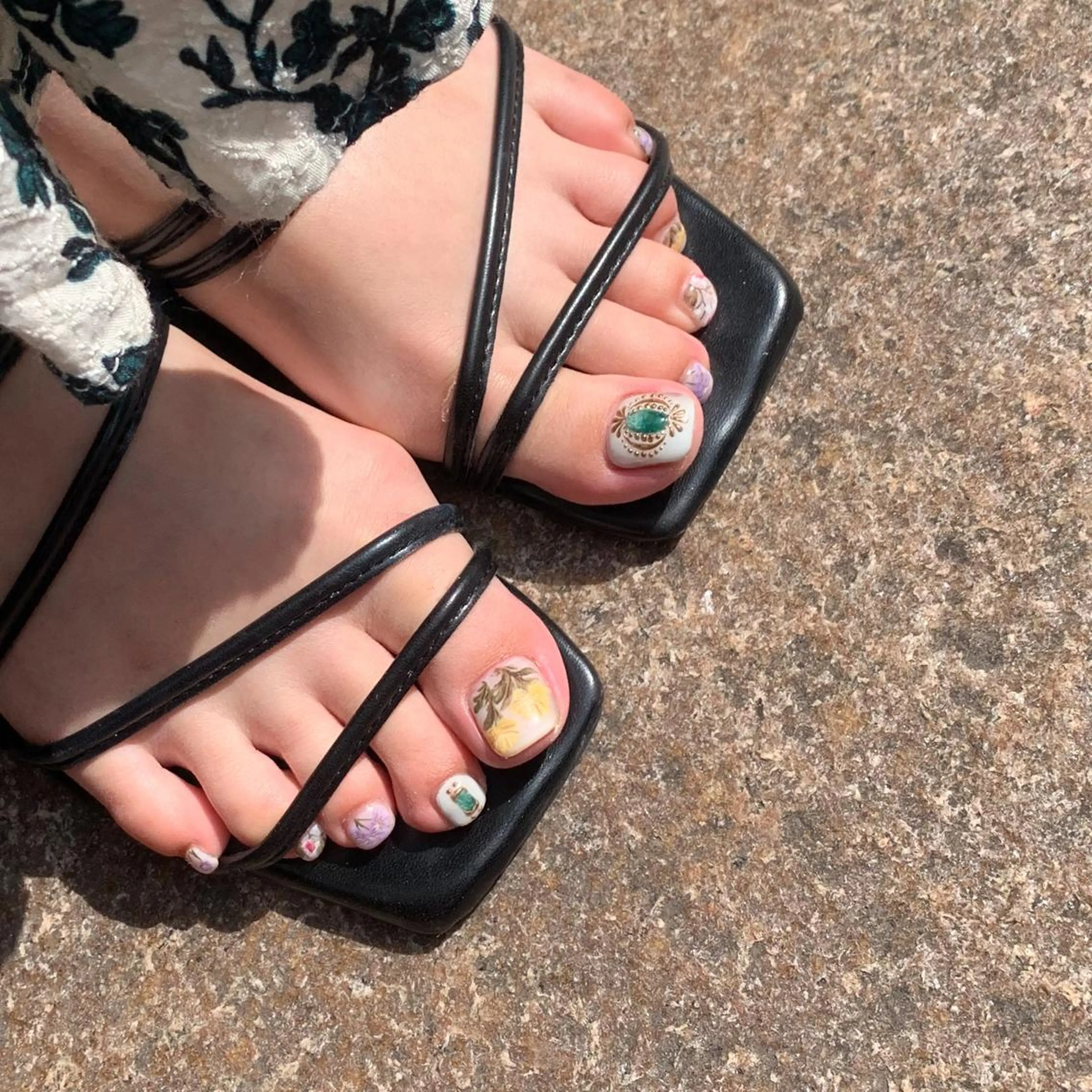 ネイル フットネイル FIORITURA aiのネイルデザイン