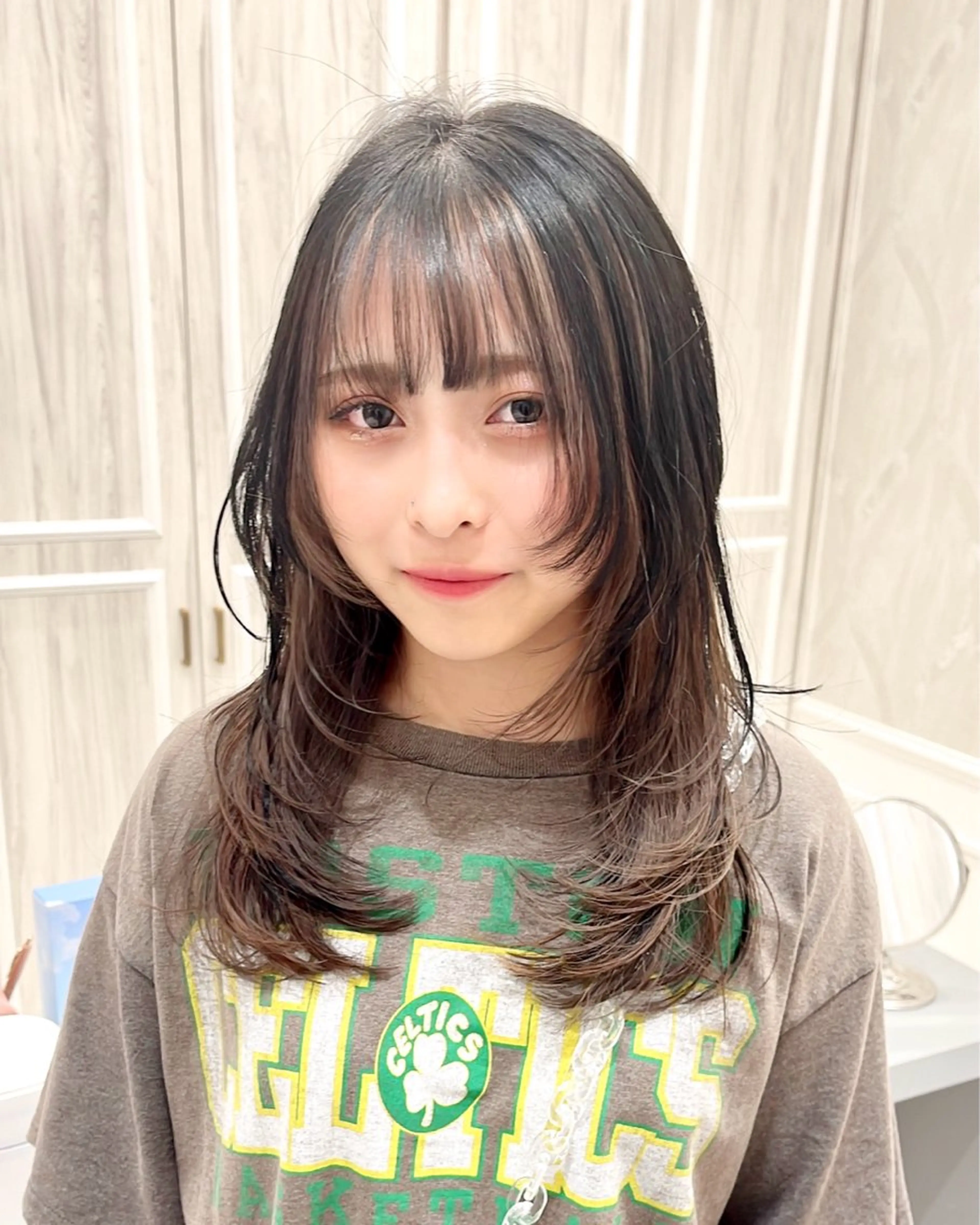 セミロング 大阪ウルフカット 🐺デザインカラーのヘアスタイル