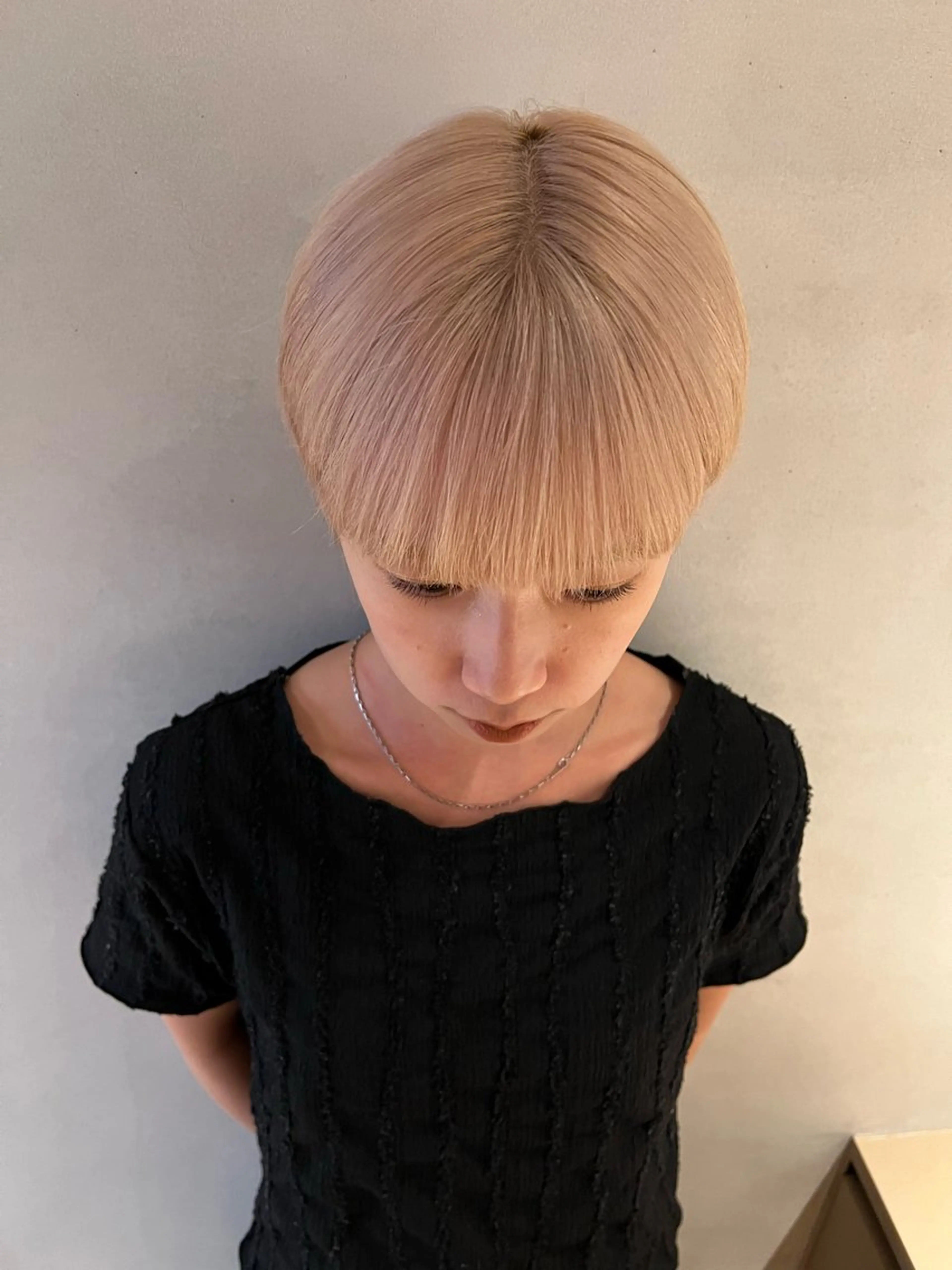 ショート カット ヘアカラー ミルクティーベージュ outaのヘアスタイル