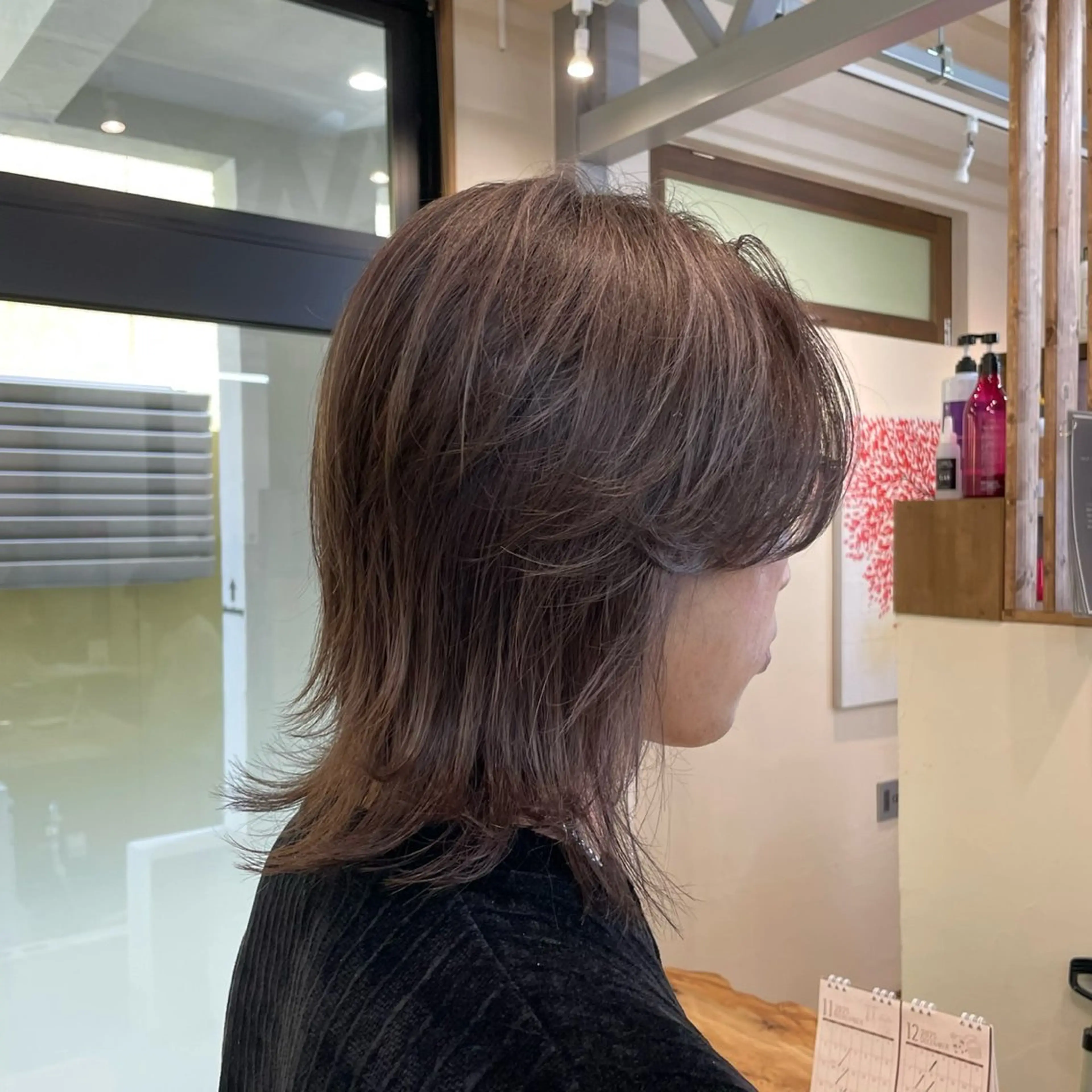 ミディアム カラー メンズ メンズウルフカット 透明感カラー グレージュ 伸ばしかけ レイヤーカット ユウリ YURIのヘアスタイル