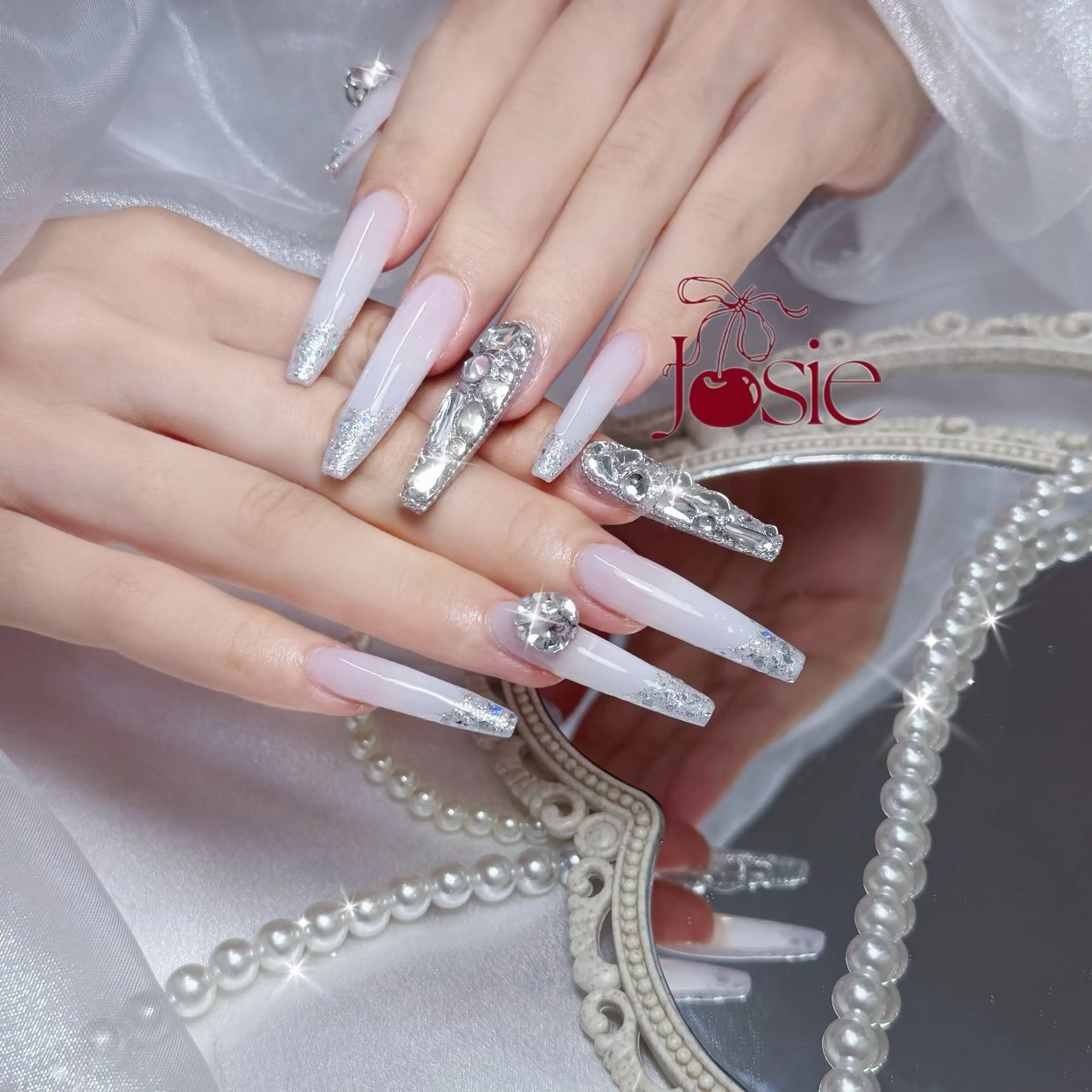 ネイル キラキラネイル 韓国ネイル ロングネイル ワンホンネイル ハンドネイル Josie nail salonのネイルデザイン