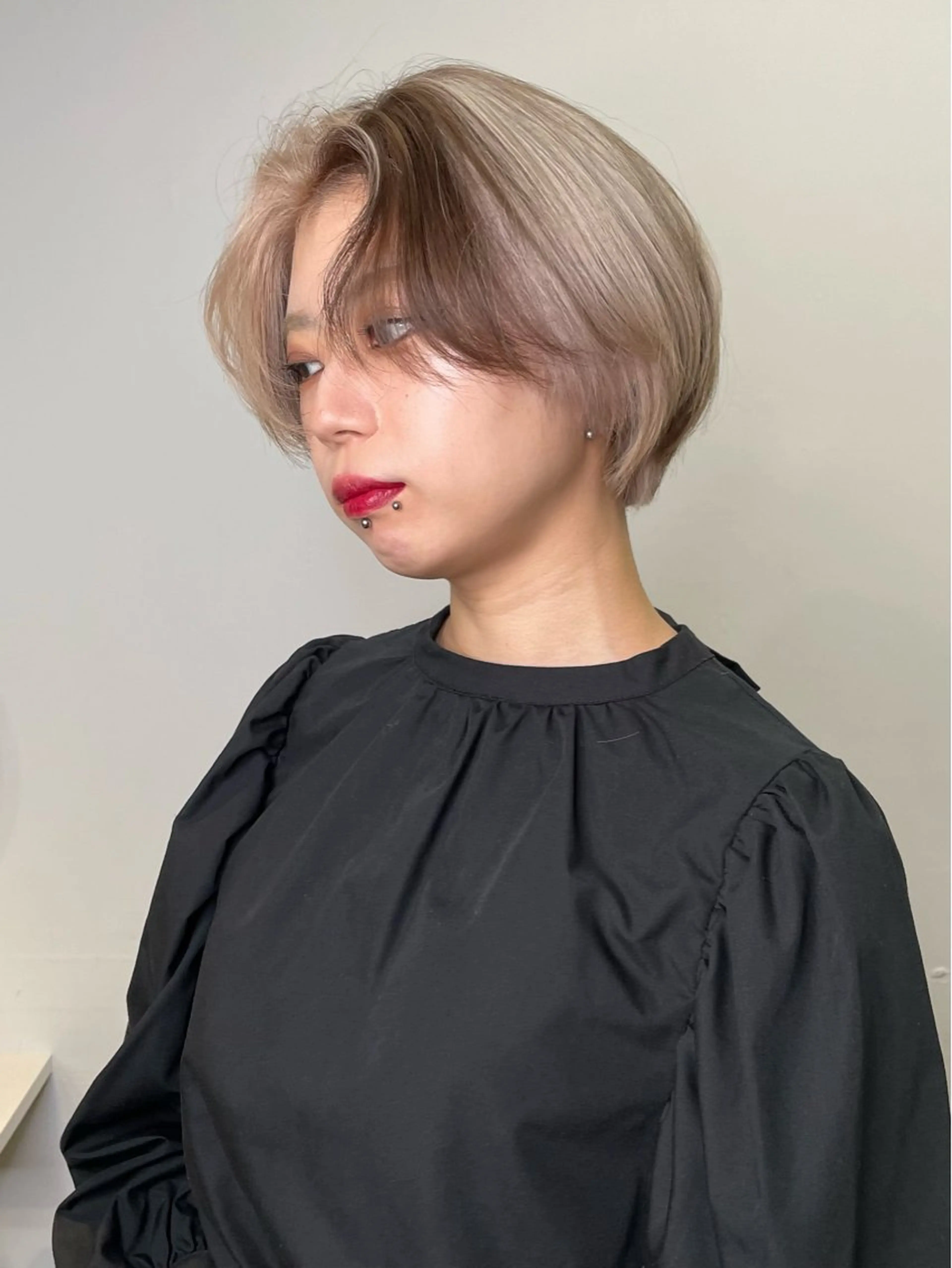 ショート カラー ヘアアレンジ ベージュカラー ブリーチ ブロンド デザインカラー ダブルカラー maoブリーチ無し 似合わせカラーのヘアスタイル