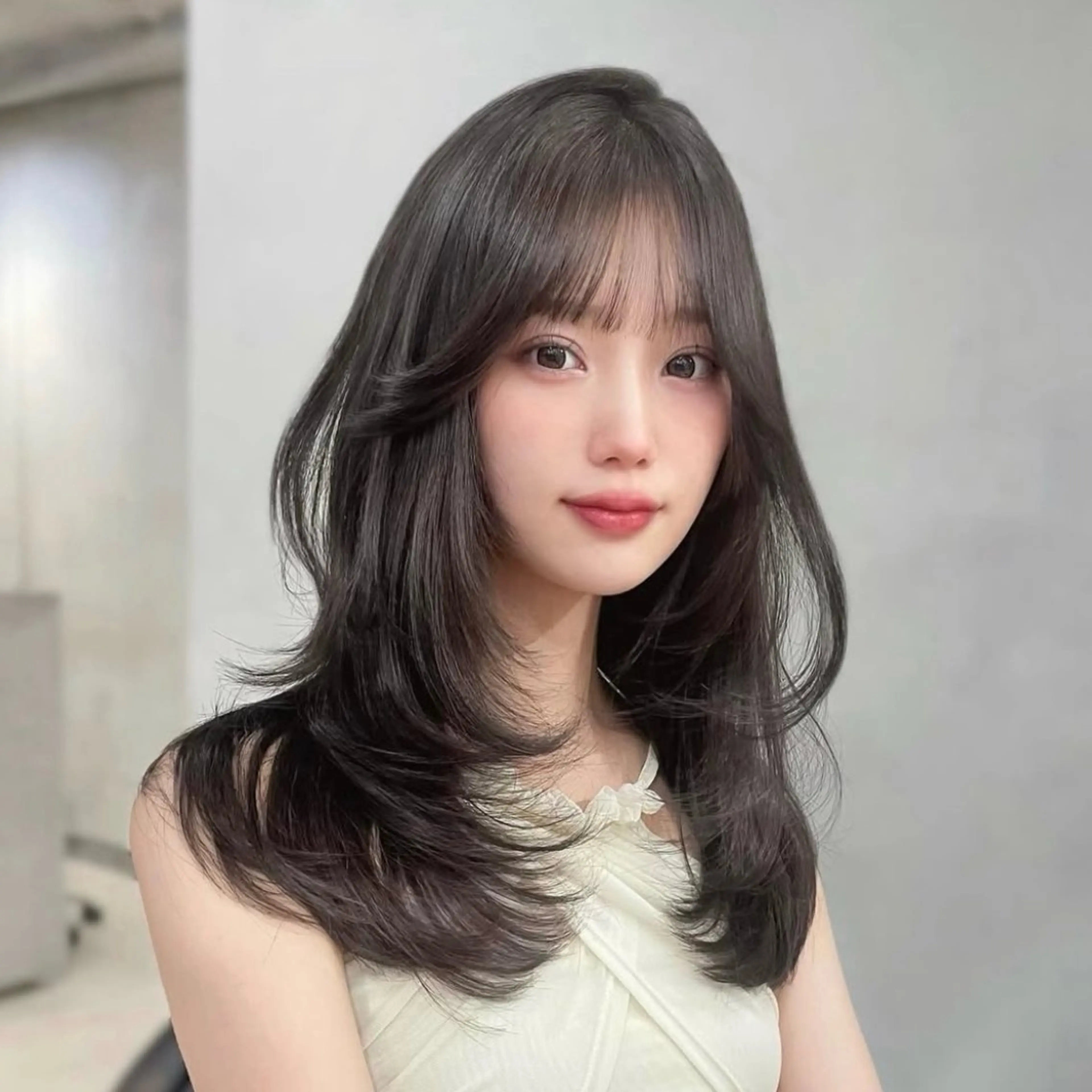 ミディアム カラー アッシュ アッシュグレー レイヤーカット モテ韓国ヘア/ レイヤー🤍RIKAのヘアスタイル