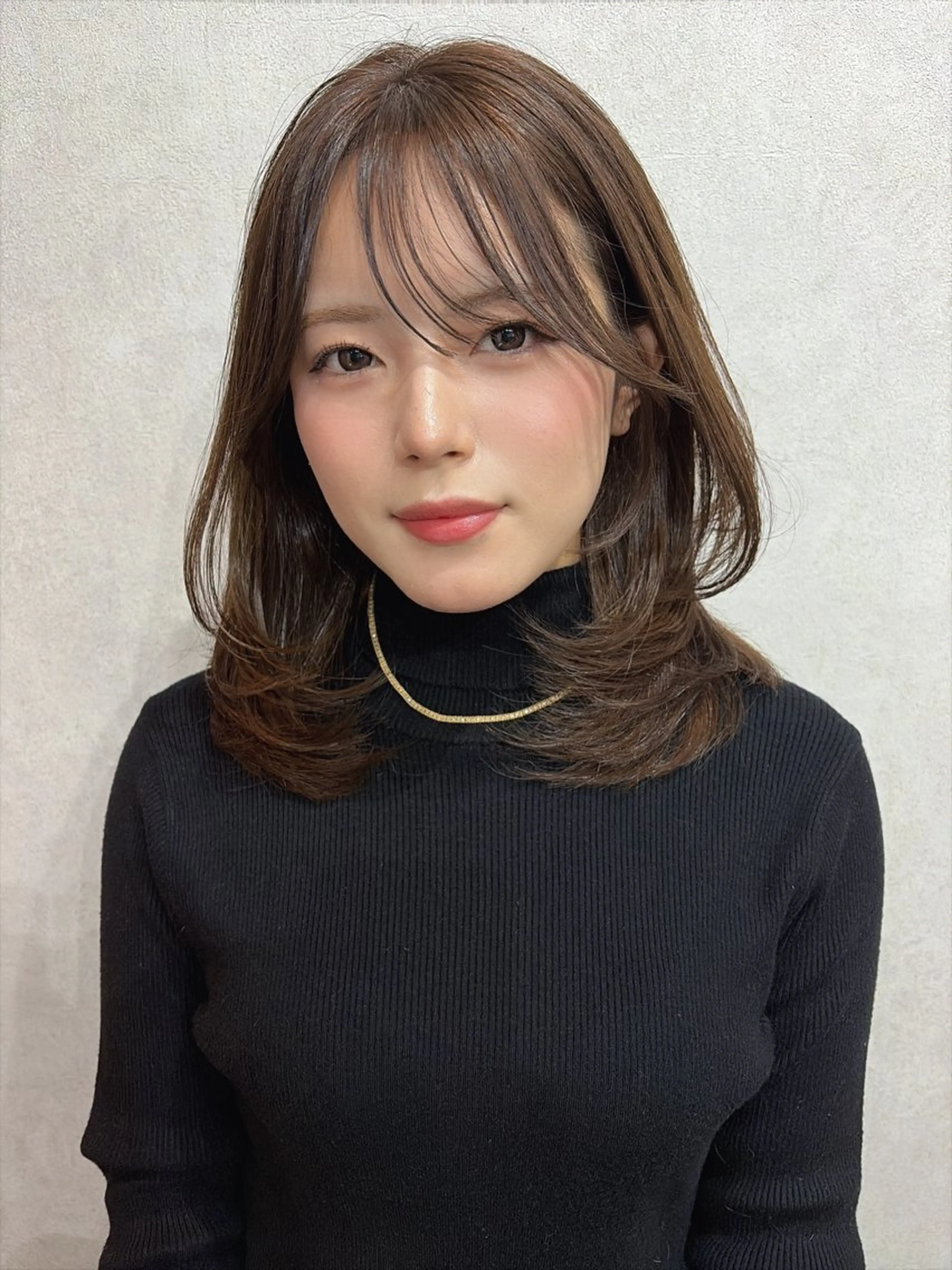 ミディアム カット ヘアカラー maya レイヤーカットのヘアスタイル