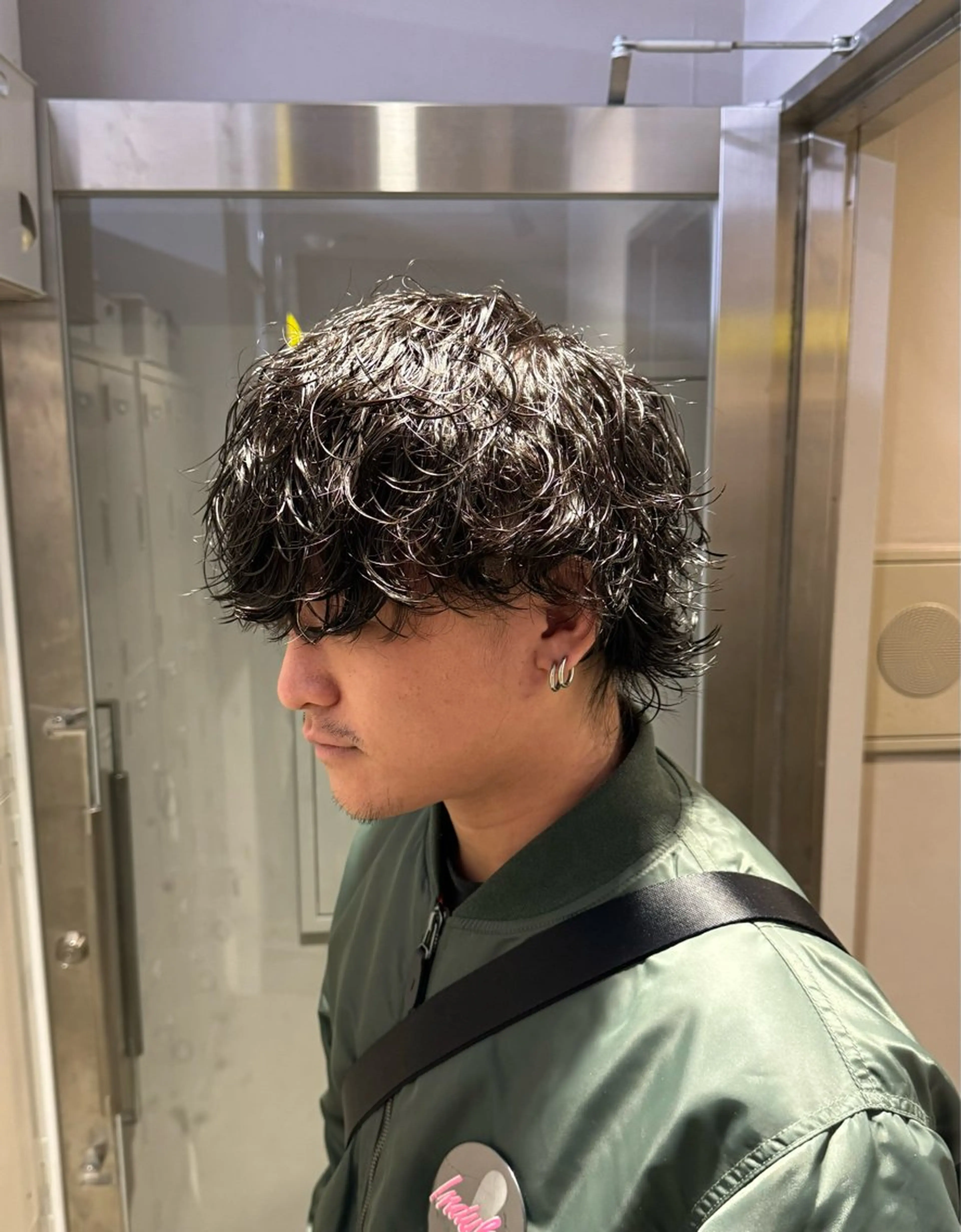 ミディアム パーマ ヘアアレンジ メンズ ミディアムパーマ メンズパーマ 波巻きパーマ 顔まわりカット の達人のヘアスタイル