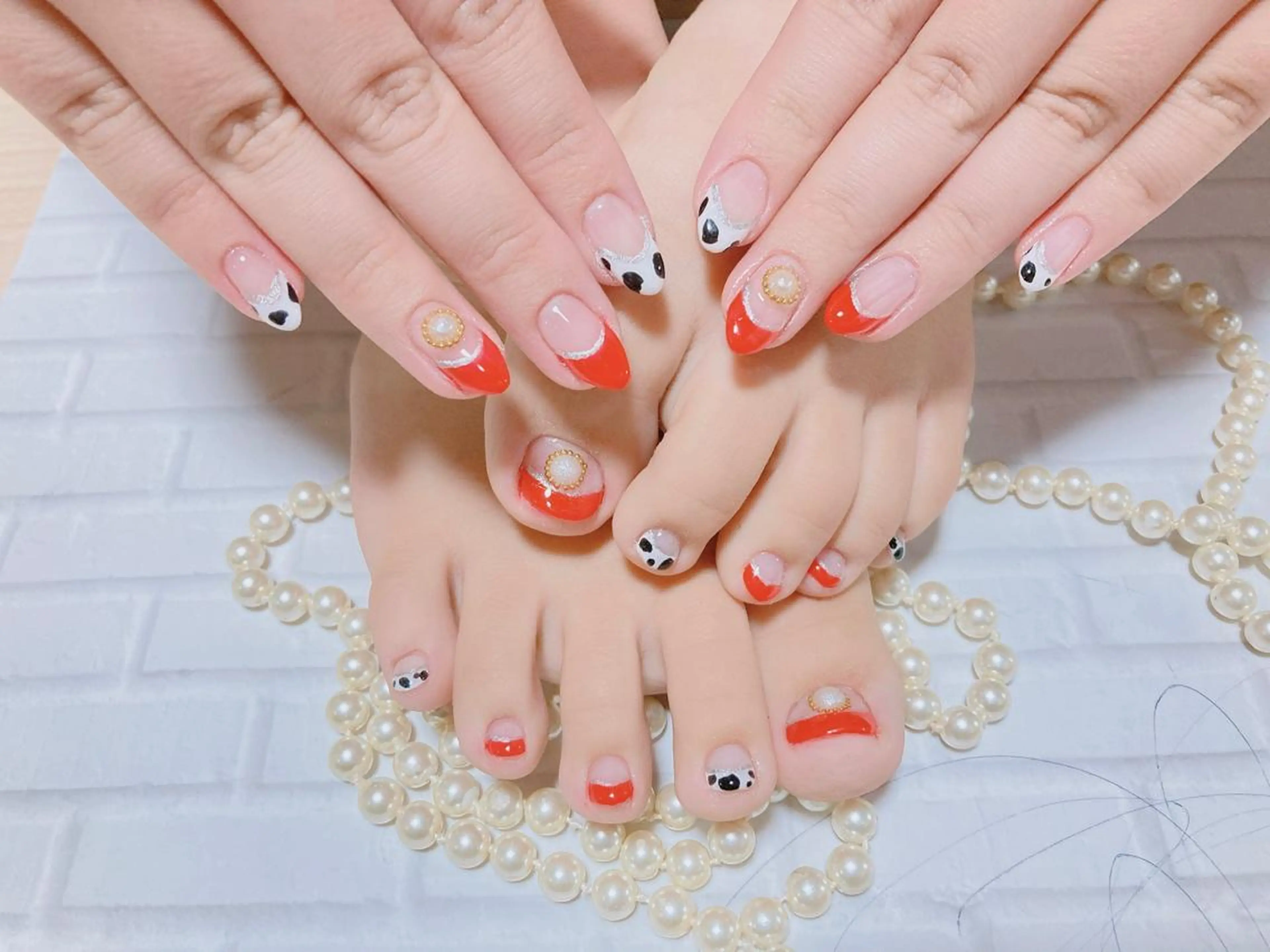 ネイル フレンチネイル おそろいネイル 赤色 ハンドネイル フットネイル ネイルサロン HARRYS所属・ネイル･脱毛サロン HARRYSのエステ・リラクイメージ