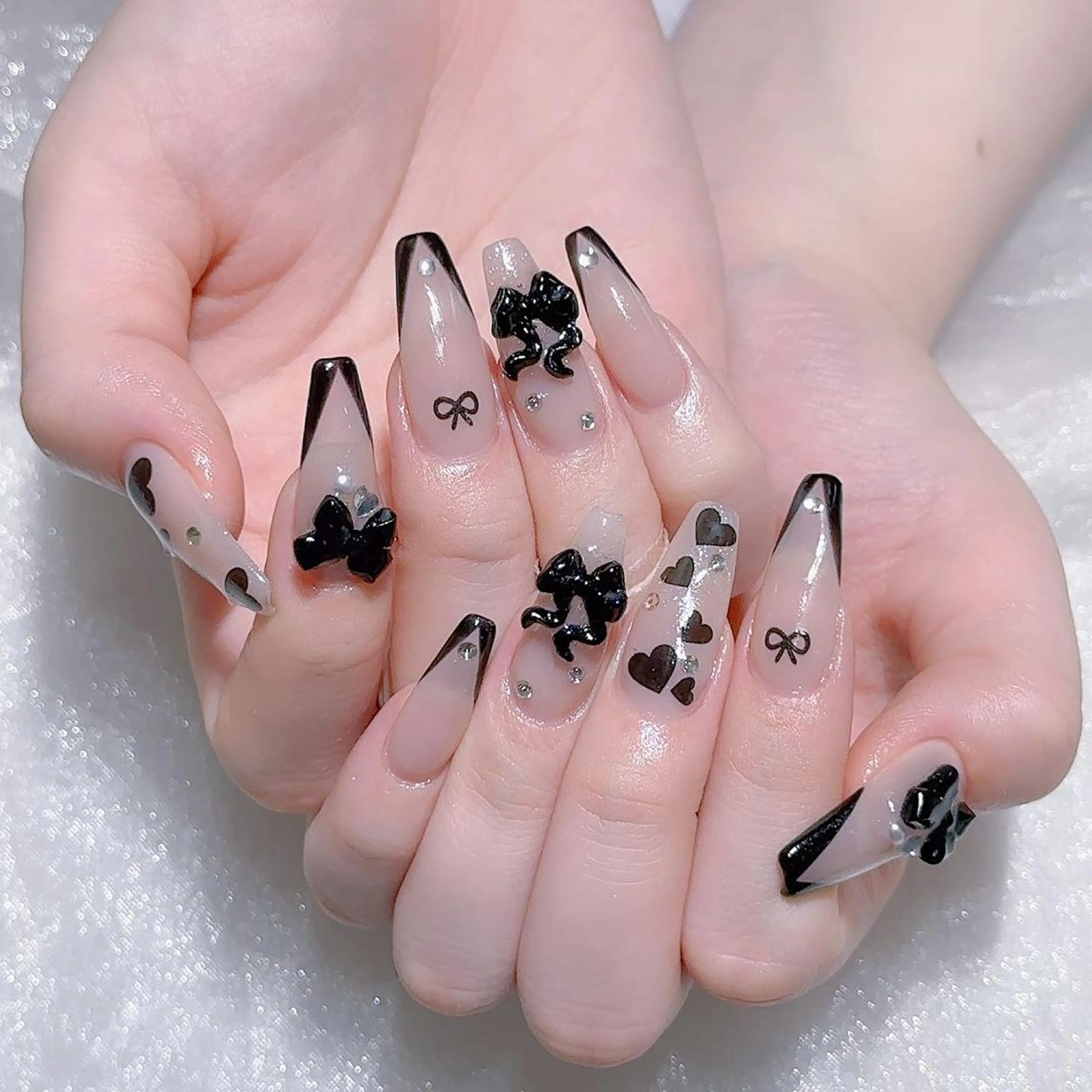 ネイル チークネイル ジェルネイル キラキラネイル マグネットネイル 持ち込み ハンドネイル Queen‘s なんのネイルデザイン