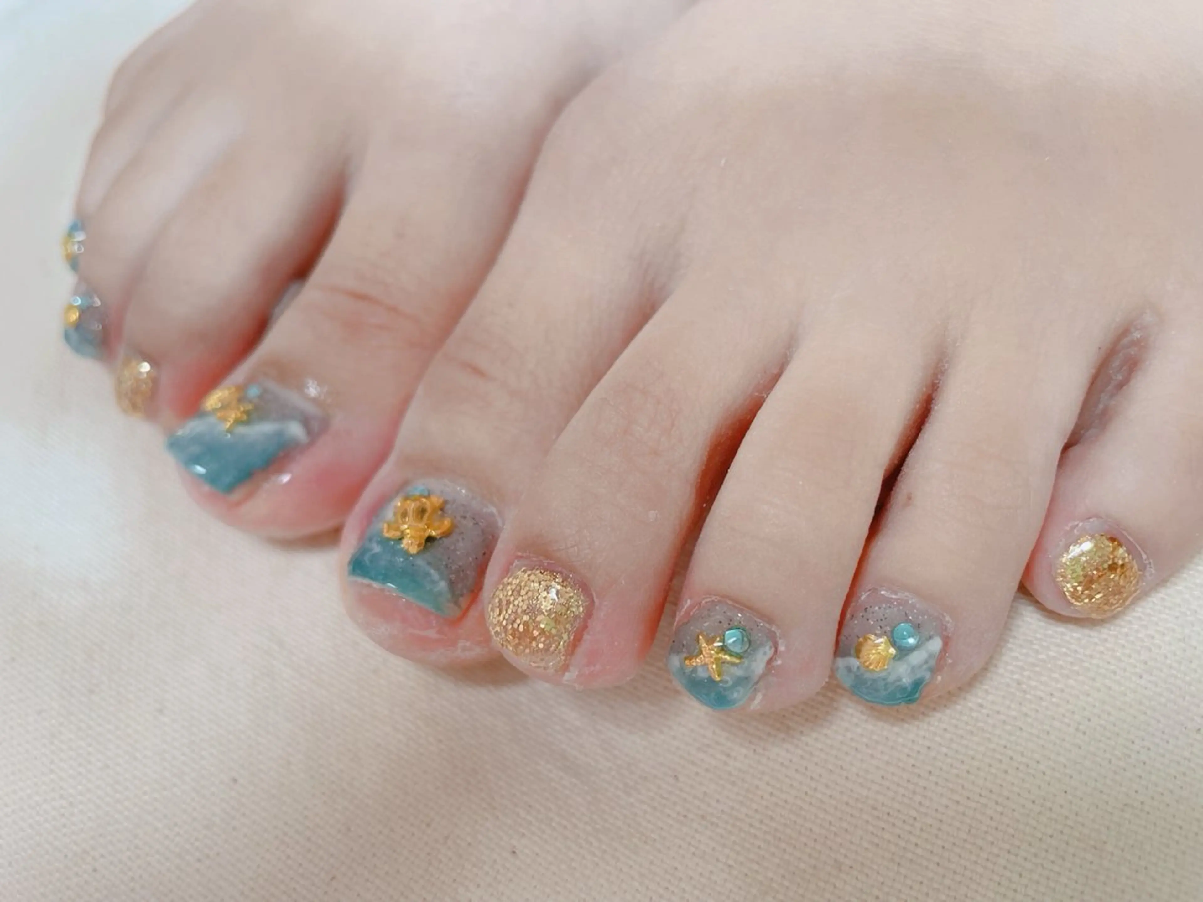 オフあり&持ち込みデザインフットジェルネイルの写真