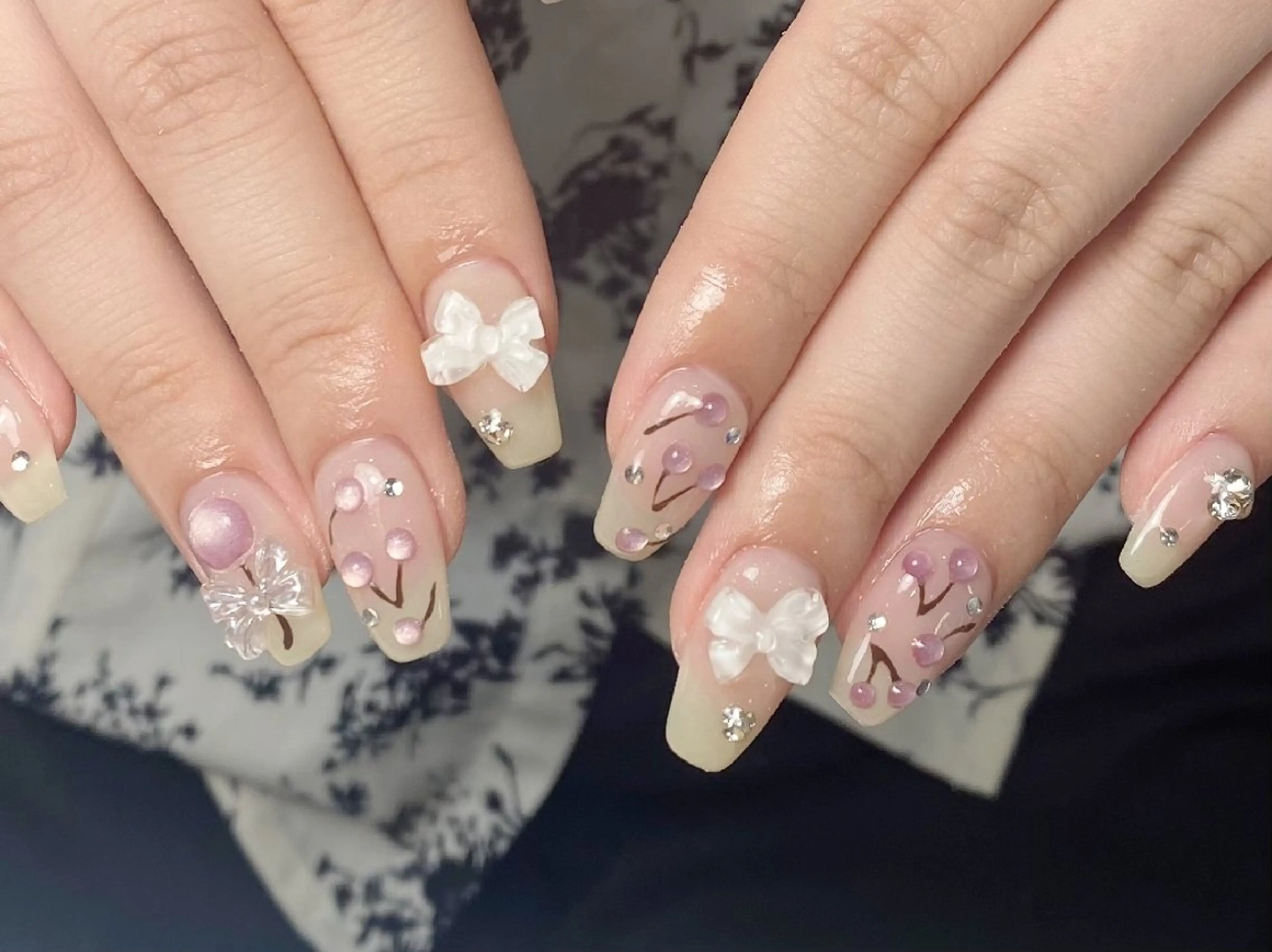 ネイル チークネイル フレンチネイル ジェルネイル ガーリー キラキラネイル ハンドネイル UM Nail Salonのネイルデザイン