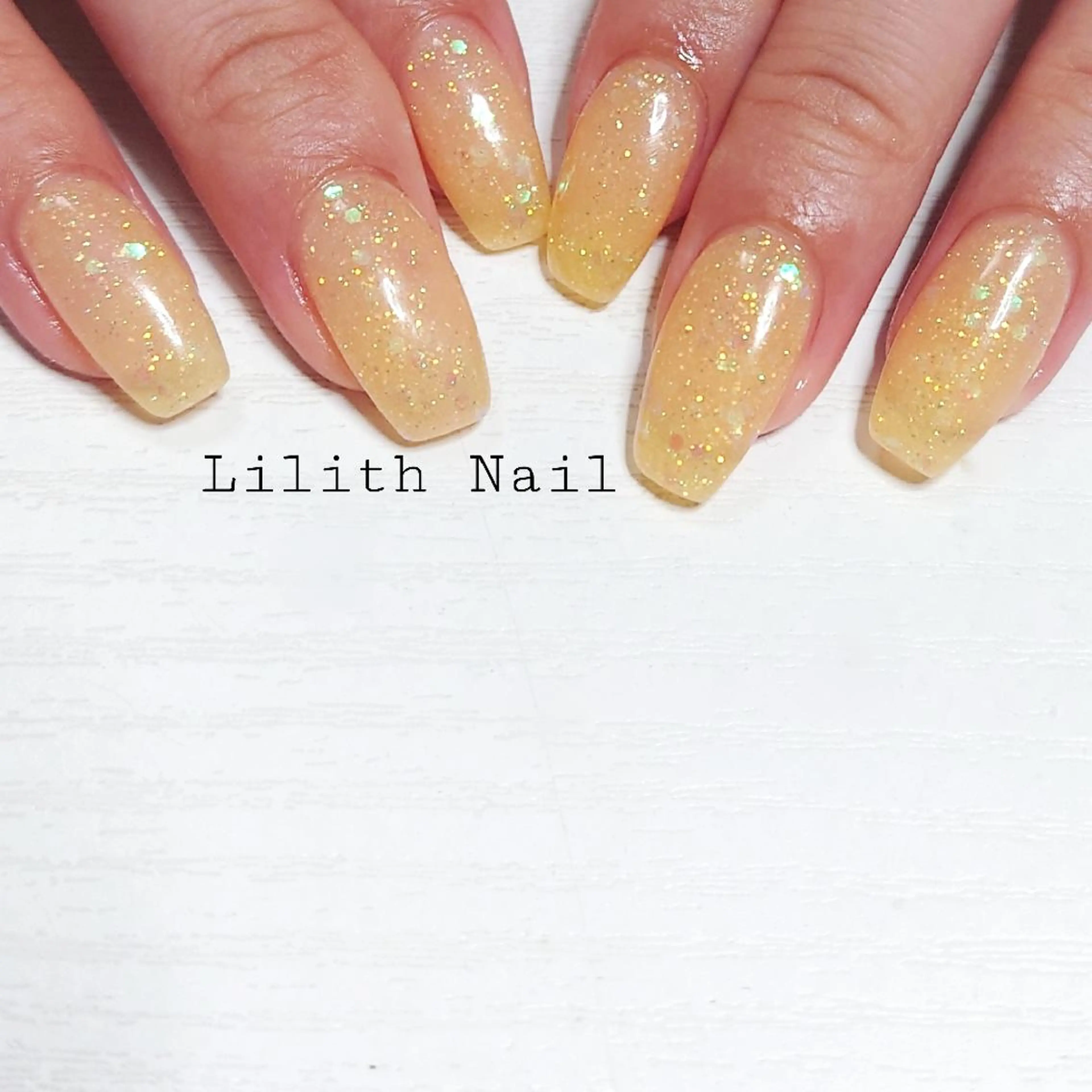 ネイル ジェルネイル ワンカラーネイル スクエアネイル 夏ネイル 黄色 ハンドネイル Lilith Nailのネイルデザイン