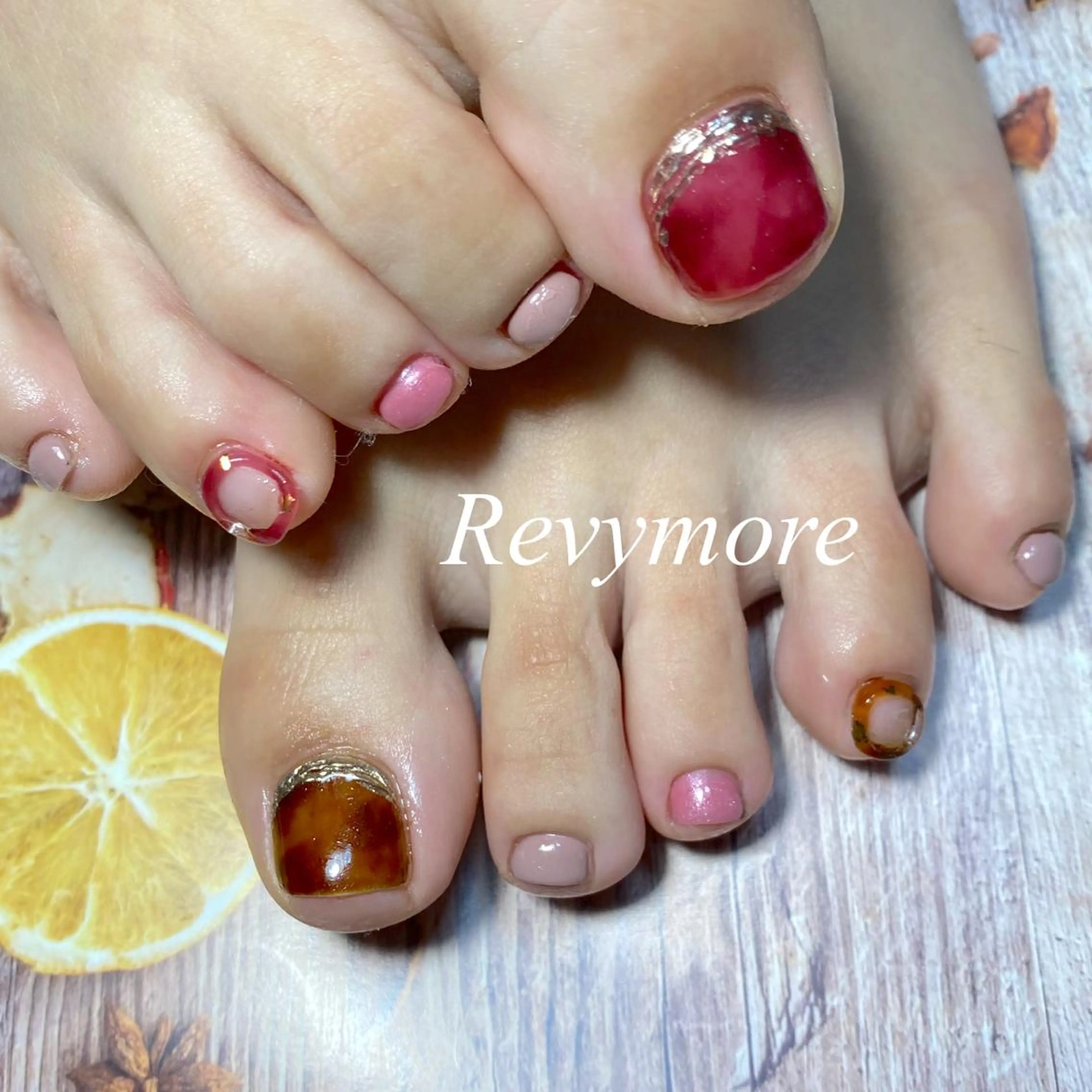 ショート ネイル べっ甲ネイル ボルドー ジェルネイル ニュアンスネイル オフィスネイル nail salon Revymore所属・nail salon Revymoreのネイルデザイン