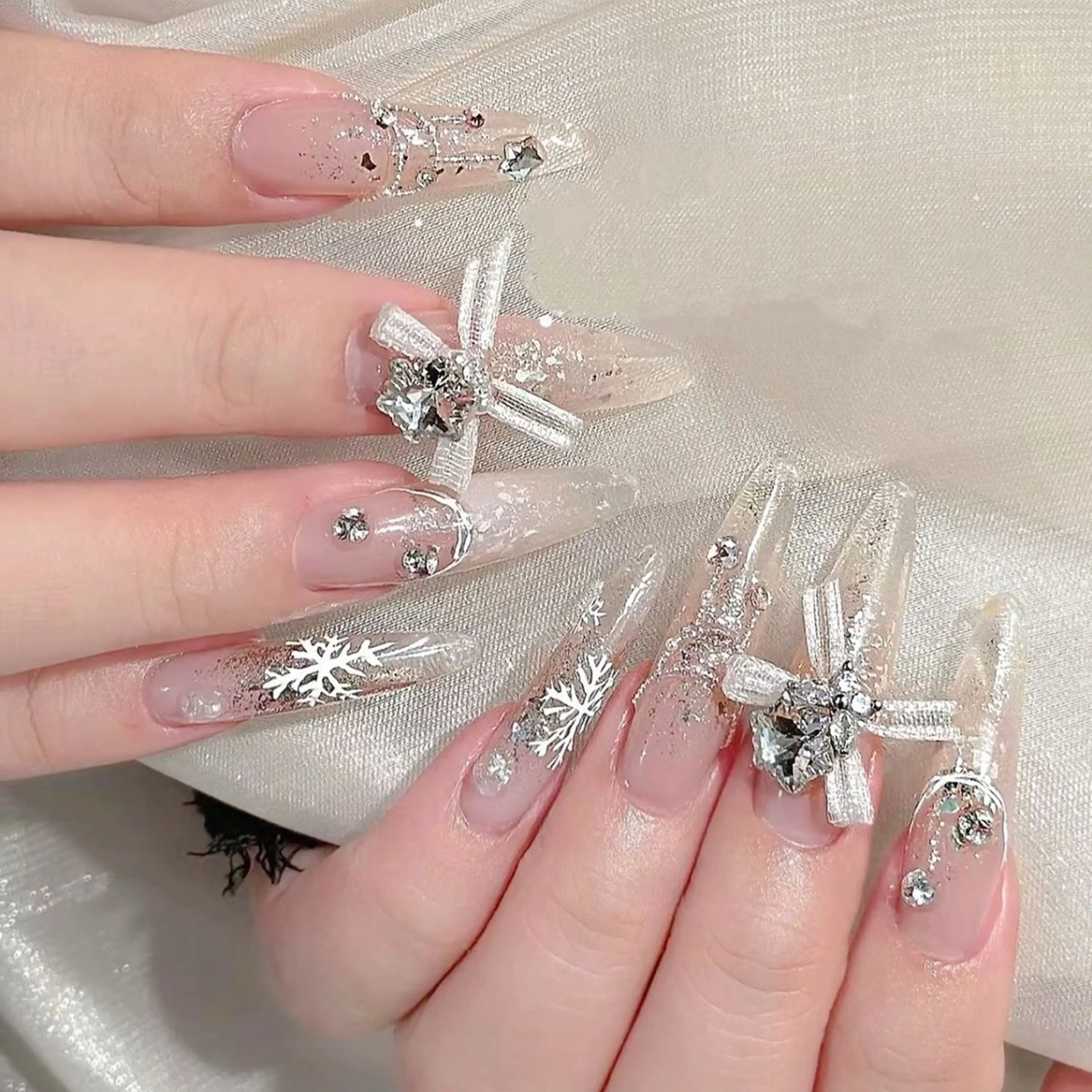 ネイル マグネットネイル ピンク ネイルチップ 冬ネイル クリスマス ハンドネイル Lee Nailsのネイルデザイン
