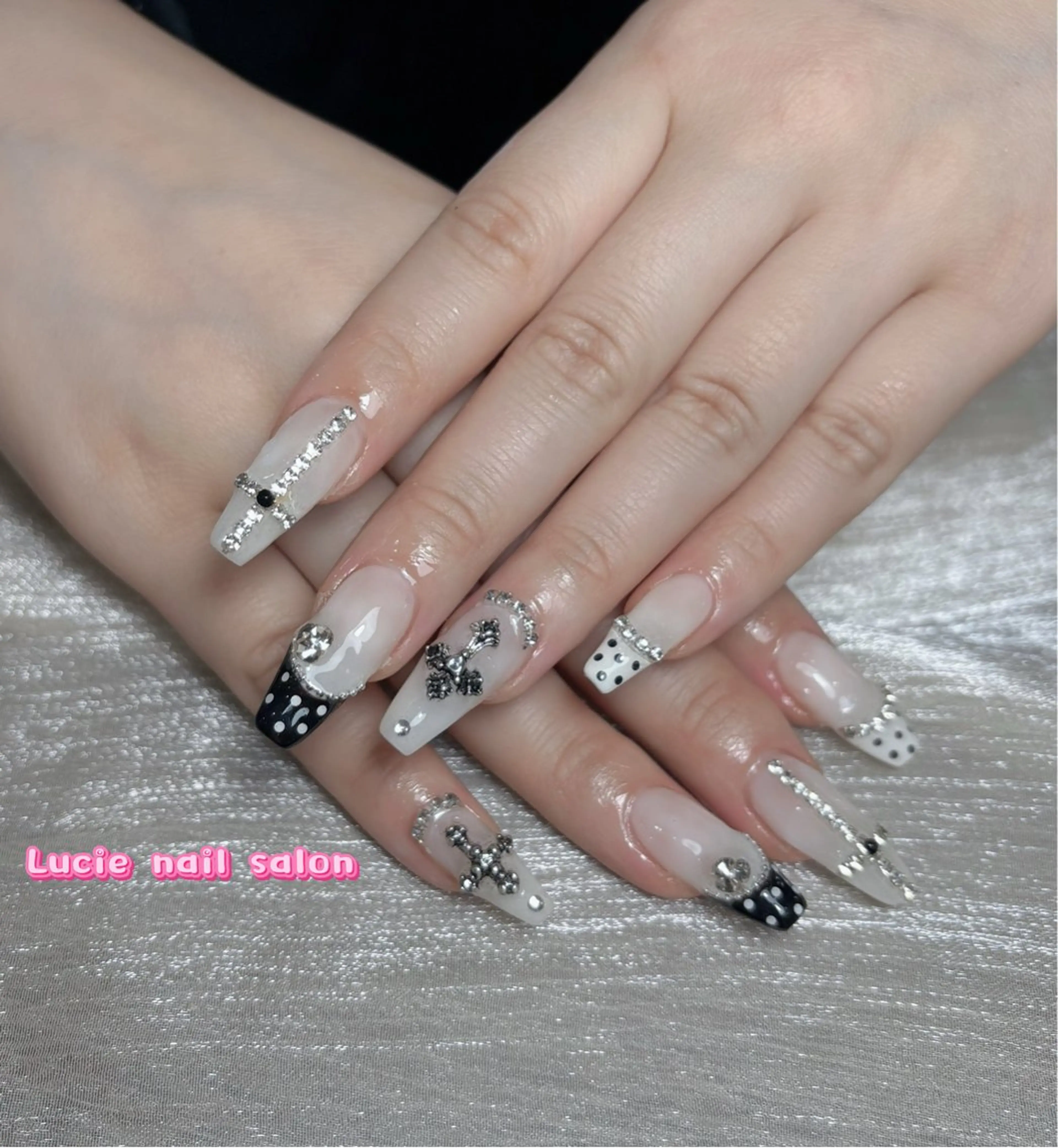 ネイル ボルドー チークネイル 成人式 フレンチネイル キラキラネイル ハンドネイル LUCIE NAIL SALON所属・NGUYEN THI THANHのネイルデザイン