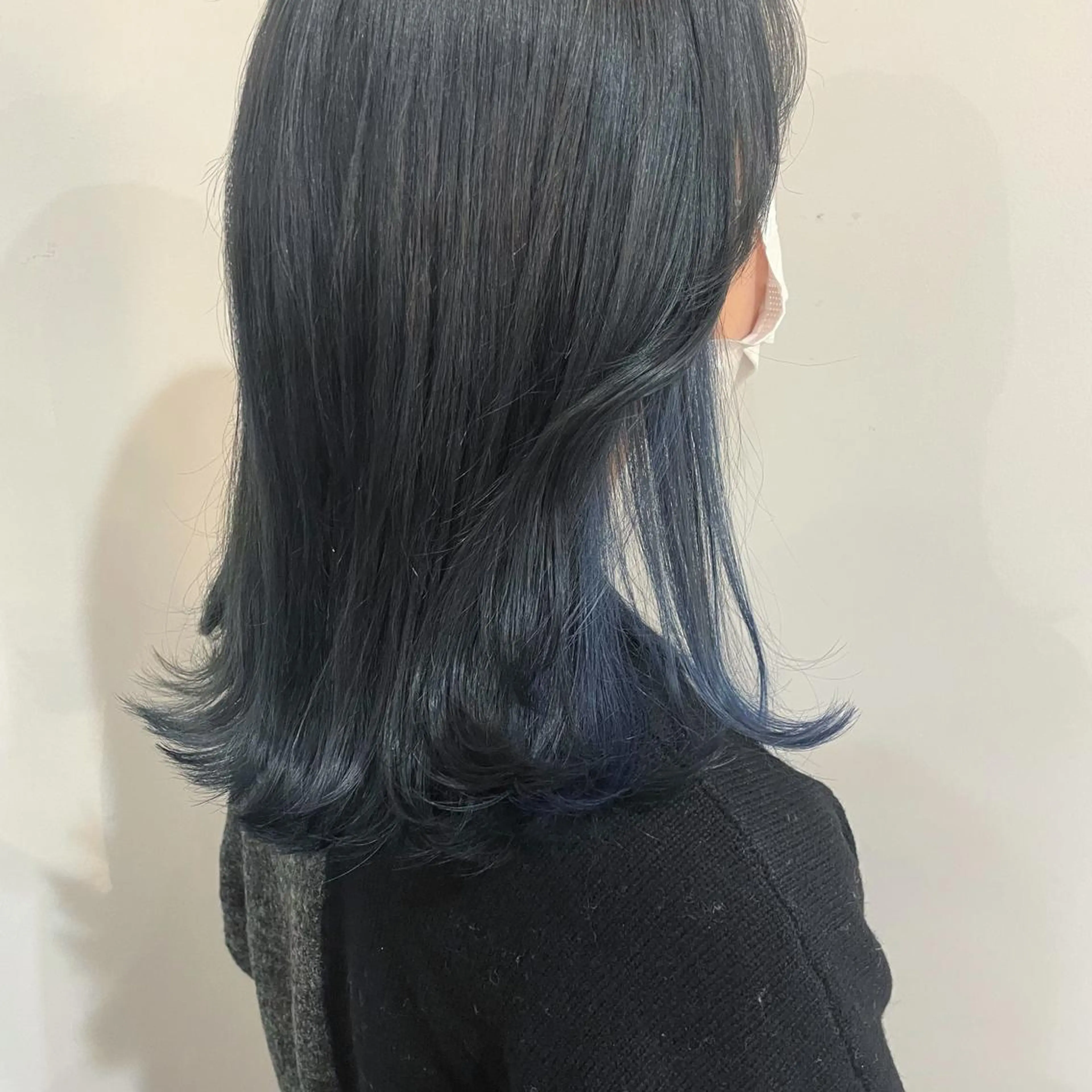 ミディアム カラー ブリーチ ブルーカラー グレージュ シルバー シルバーグレージュ Lolonois梅田 /Okazaki:)のヘアスタイル