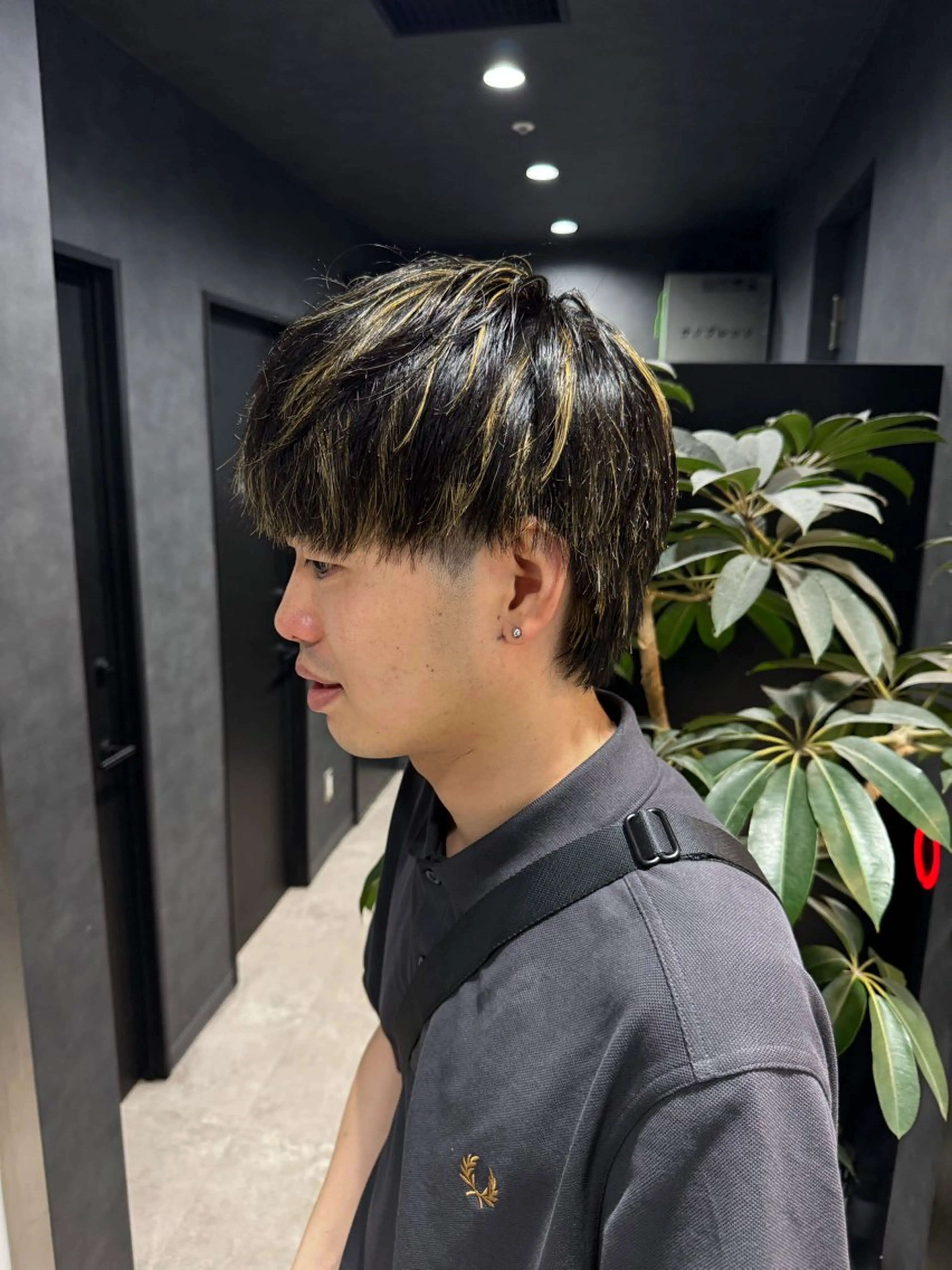 ショート カラー パーマ ヘアアレンジ メンズ メンズブリーチ センターパート メンズハイライト メンズハイトーン マッシュ カット ヘアカラー パーマ トリートメント ヘッドスパ ヘアセット スパイキー/フェザー /波巻き/かいとのヘアスタイル